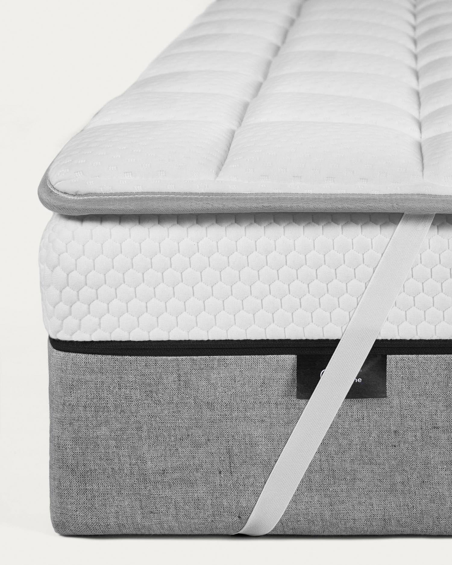 Erleben Sie mit dem Freya Matratzen Topper 135 x 190 cm von Kave Home unvergleichlichen Schlafkomfort dank hochwertigem AirGel® und hygienischem Sanitized®-Gewebe.