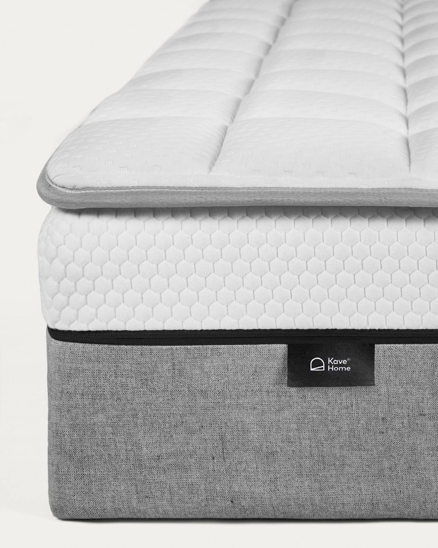 Verbessern Sie Ihren Schlaf mit dem Freya Matratzen Topper 135 x 190 cm von Kave Home, der für optimalen Komfort und Hygiene sorgt.