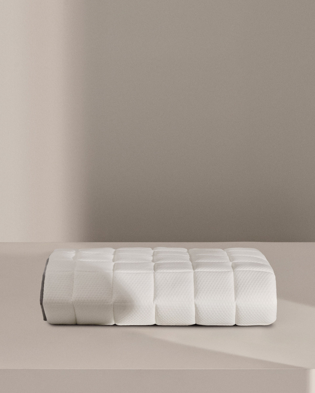 Freya Matratzen Topper 140 x 190 cm in Weiss präsentiert im Onlineshop von KAQTU Design AG. Matratze ist von Kave Home