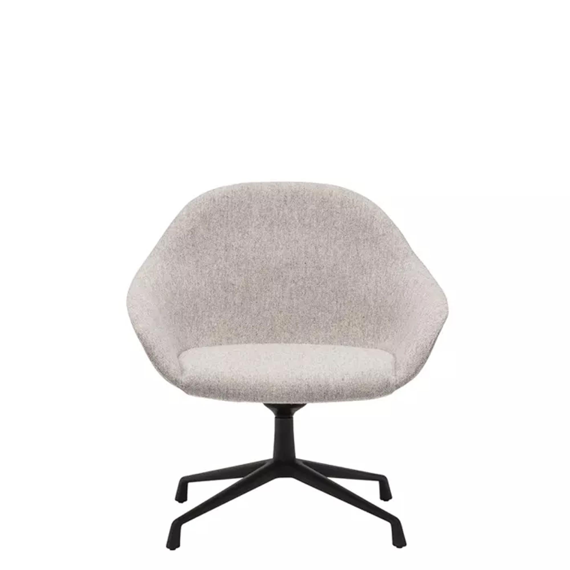 Entdecken Sie den Next Lounge drehbar von Andreu World – ein stilvoller Sessel, der Komfort und Design vereint und sich perfekt in jede Umgebung integriert.