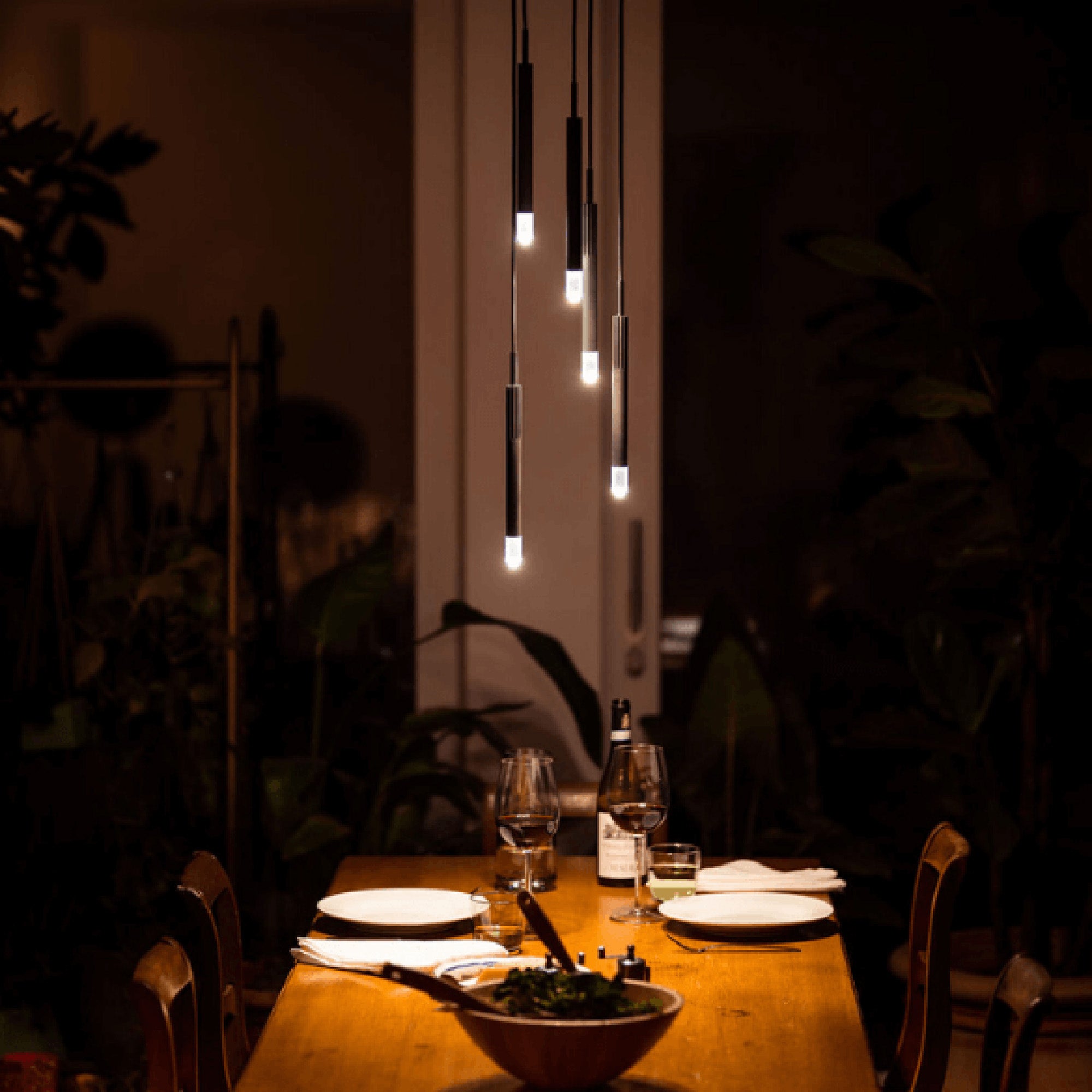 Elegante LED-Pendelleuchte Candle: Minimalistisches Design, warmes Licht, dimmbar, aus hochwertigen Materialien, in der Schweiz entwickelt.