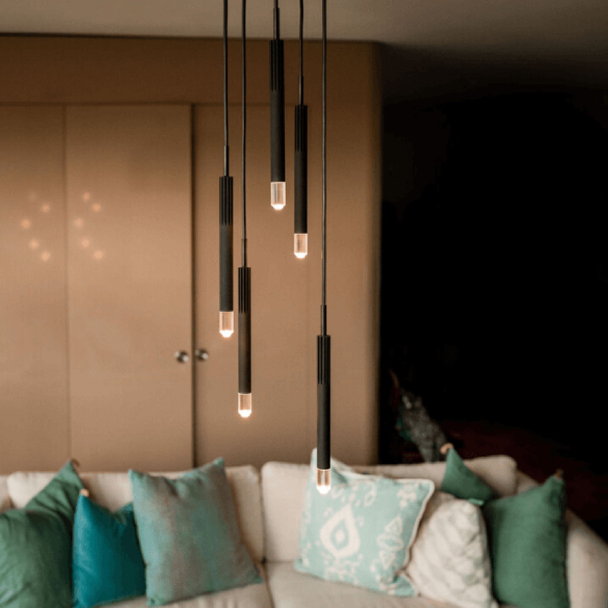 Elegante LED-Pendelleuchte Candle: Minimalistisches Design, warmes Licht, dimmbar, aus hochwertigen Materialien, in der Schweiz entwickelt.