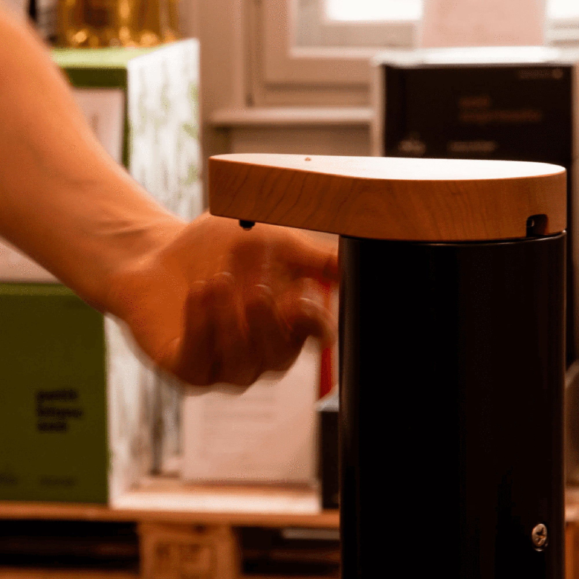 Tukan Desinfektionsspender: Stilvoller Schutz für Ihr Zuhause.