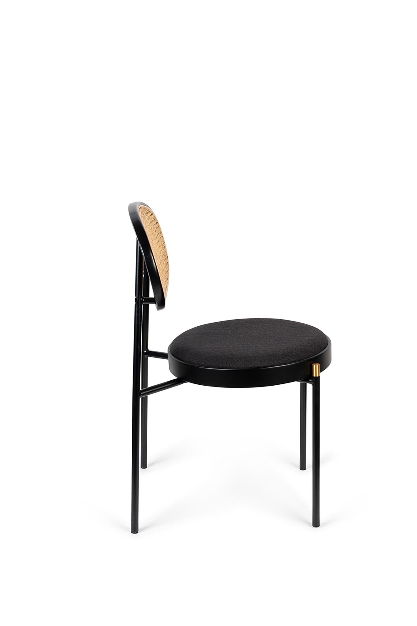 Ein moderner Stuhl mit kreativem Design, der Stil und Bequemlichkeit bietet. Ideal für zeitgemässe Innenräume.