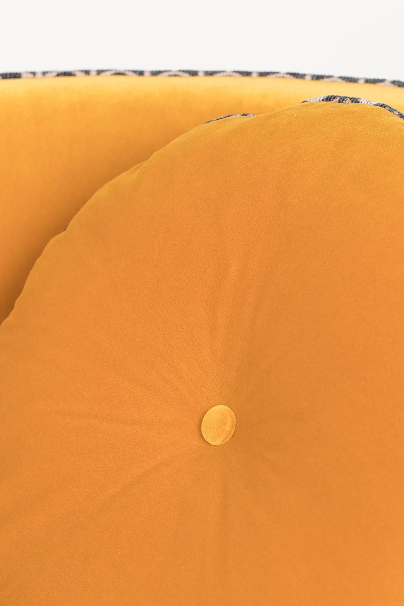 SASSY GRANNY: Der Loungesessel für mutige Designliebhaber.