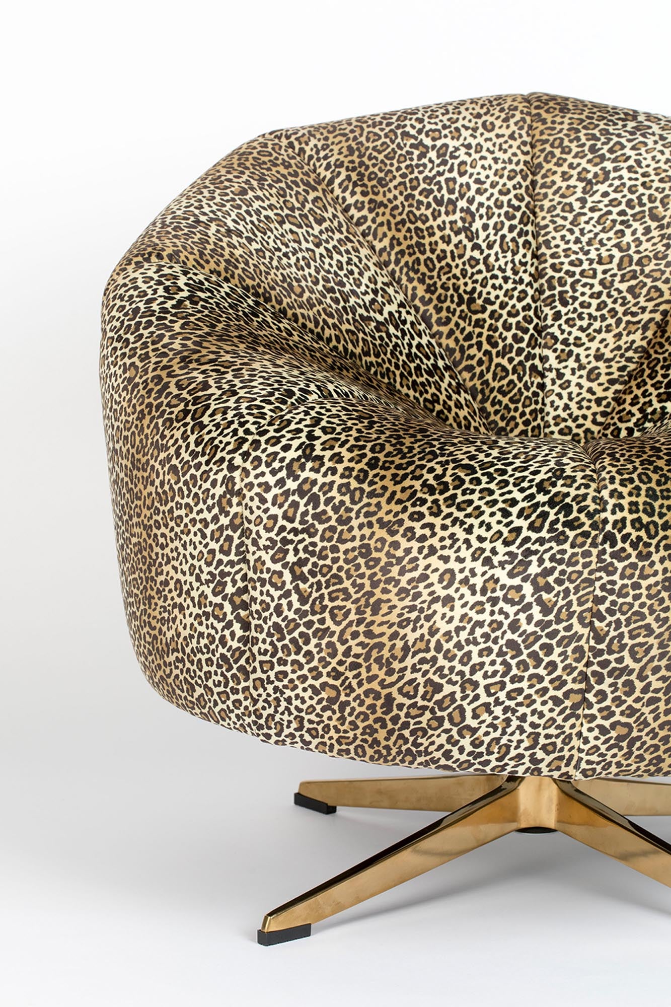 Entspanne stilvoll im WHERE THE SUN DOESN'T SHINE Loungesessel von Bold Monkey. Ein elegantes Design für gemütliche Stunden in deinem Zuhause.