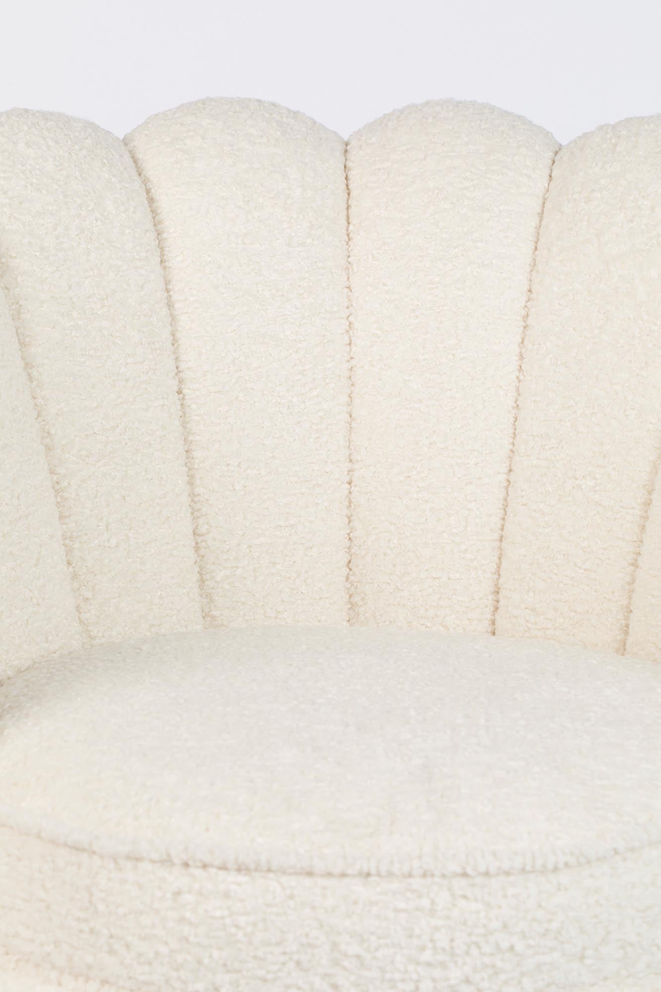 Erlebe den MOTHER OF ALL SHELLS Loungesessel von Bold Monkey: Einzigartiges Muschel-Design, luxuriöser Teddy-Stoff und ergonomischer Komfort für entspannte Stunden.