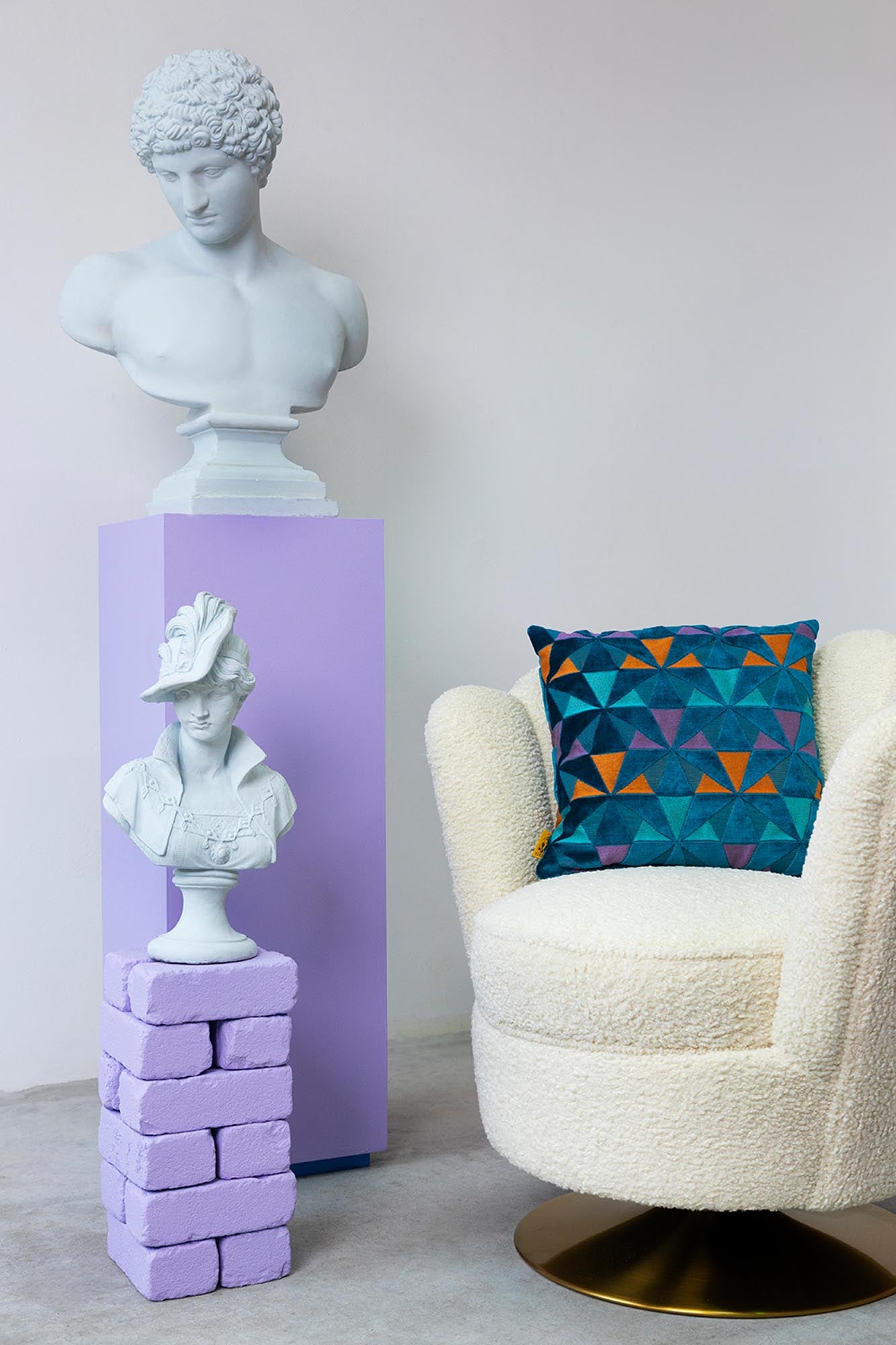 Entdecken Sie den MOTHER OF ALL SHELLS Loungesessel von Bold Monkey – ein stilvolles Statement für Ihr Zuhause mit unverwechselbarem Charme.