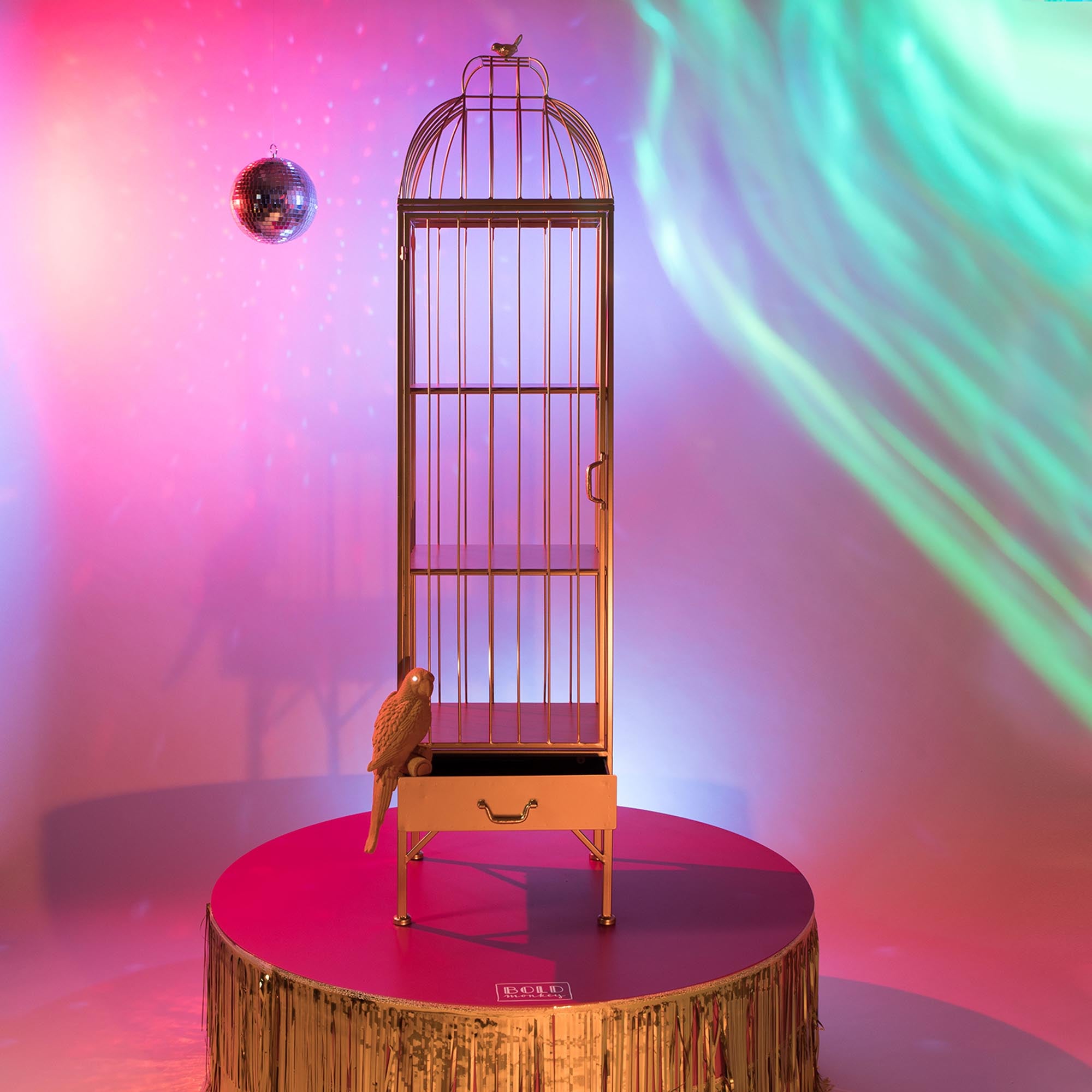 Erleben Sie das UNLOCK ME Cabinet von Bold Monkey: Ein modernes Design mit innovativem Stauraum und einem faszinierenden Öffnungsmechanismus.