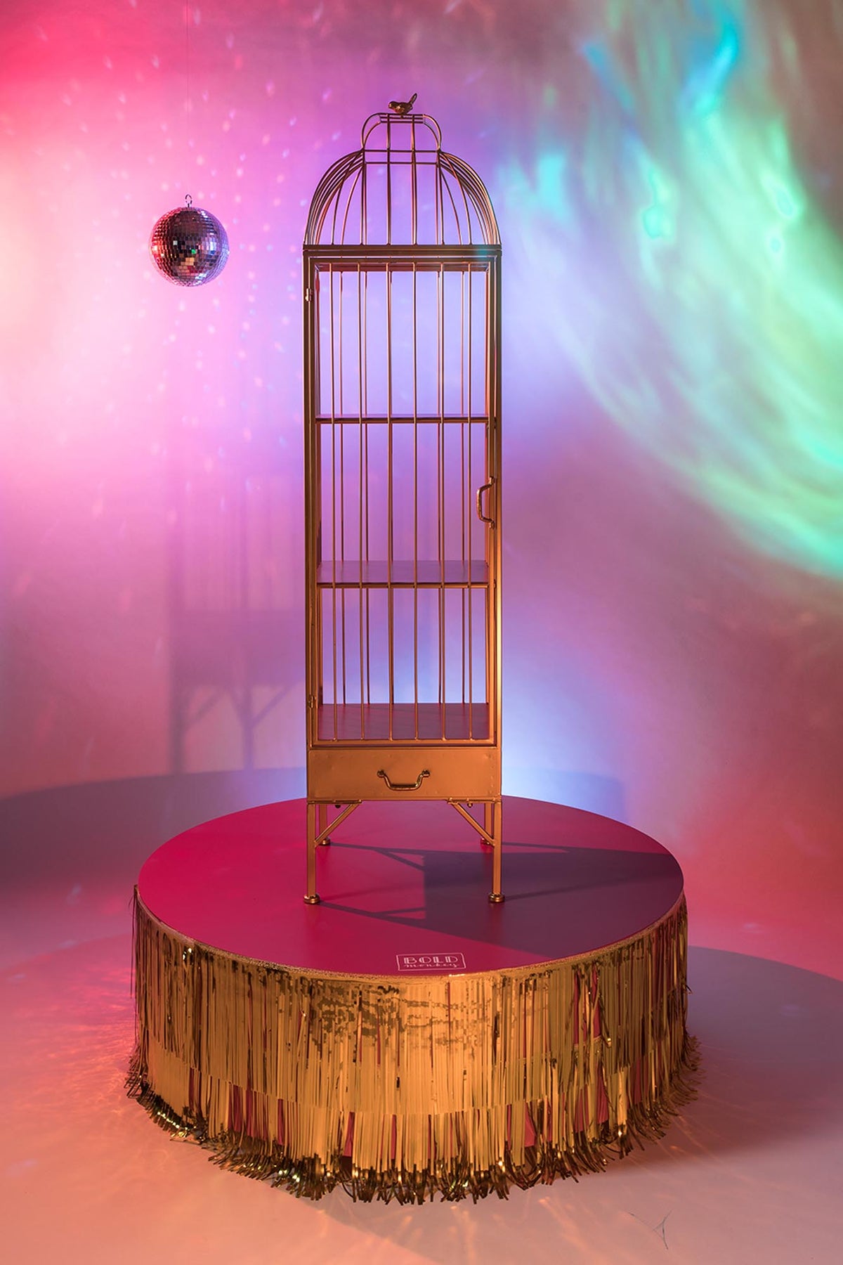 Unlock Me Cabinet in Gold präsentiert im Onlineshop von KAQTU Design AG. Standregal ist von Bold Monkey