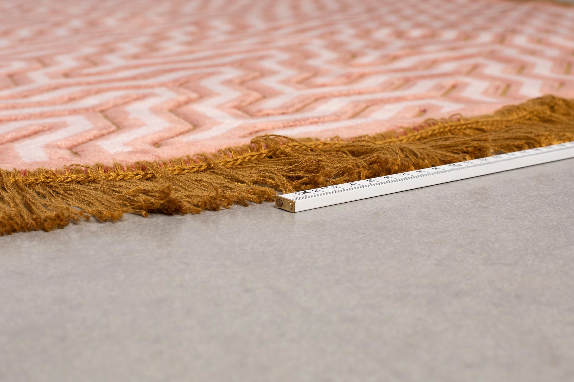 Entdecken Sie den I FEEL SO SOFT Teppich von Bold Monkey – ein luxuriöser, runder Teppich in sanftem Pink, 200 cm, der jedem Raum Wärme verleiht.