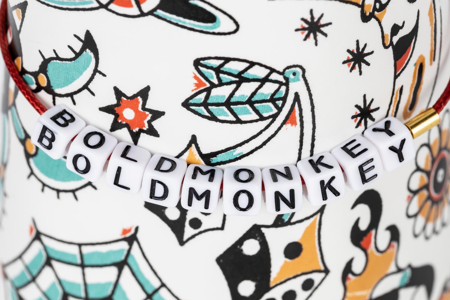 Entdecken Sie die Liberty Matters Vase von Bold Monkey – ein luxuriöses Deko-Highlight aus robuster Keramik, ideal für jeden Einrichtungsstil.