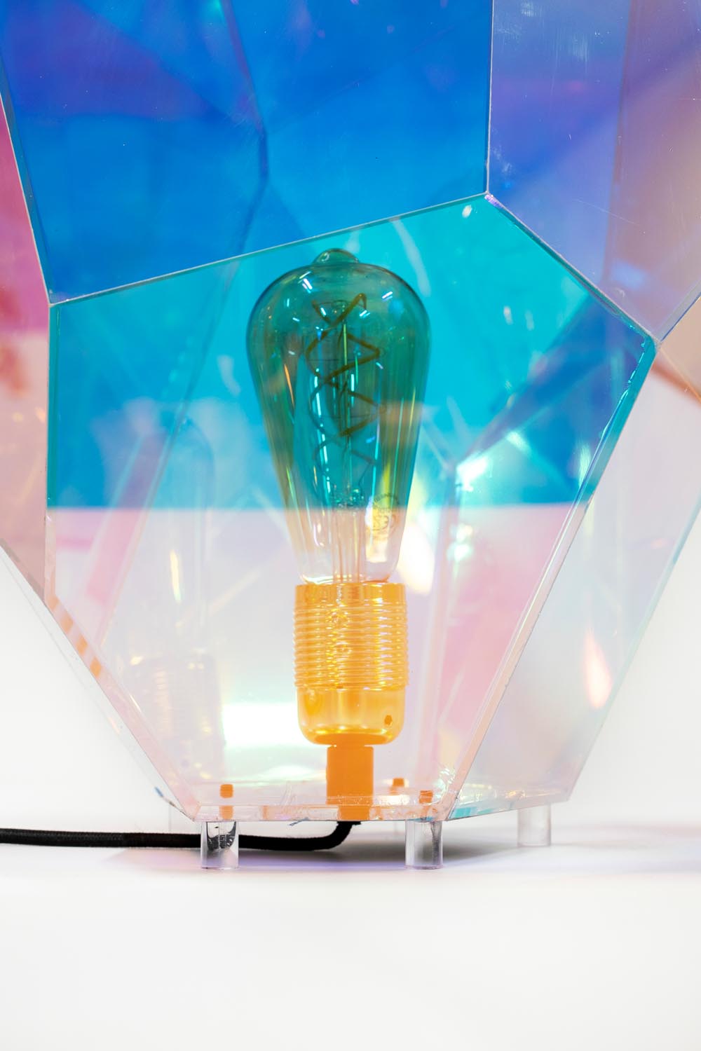 Diamond Dear Tischlampe: Kunstvolle Beleuchtung für moderne Räume.