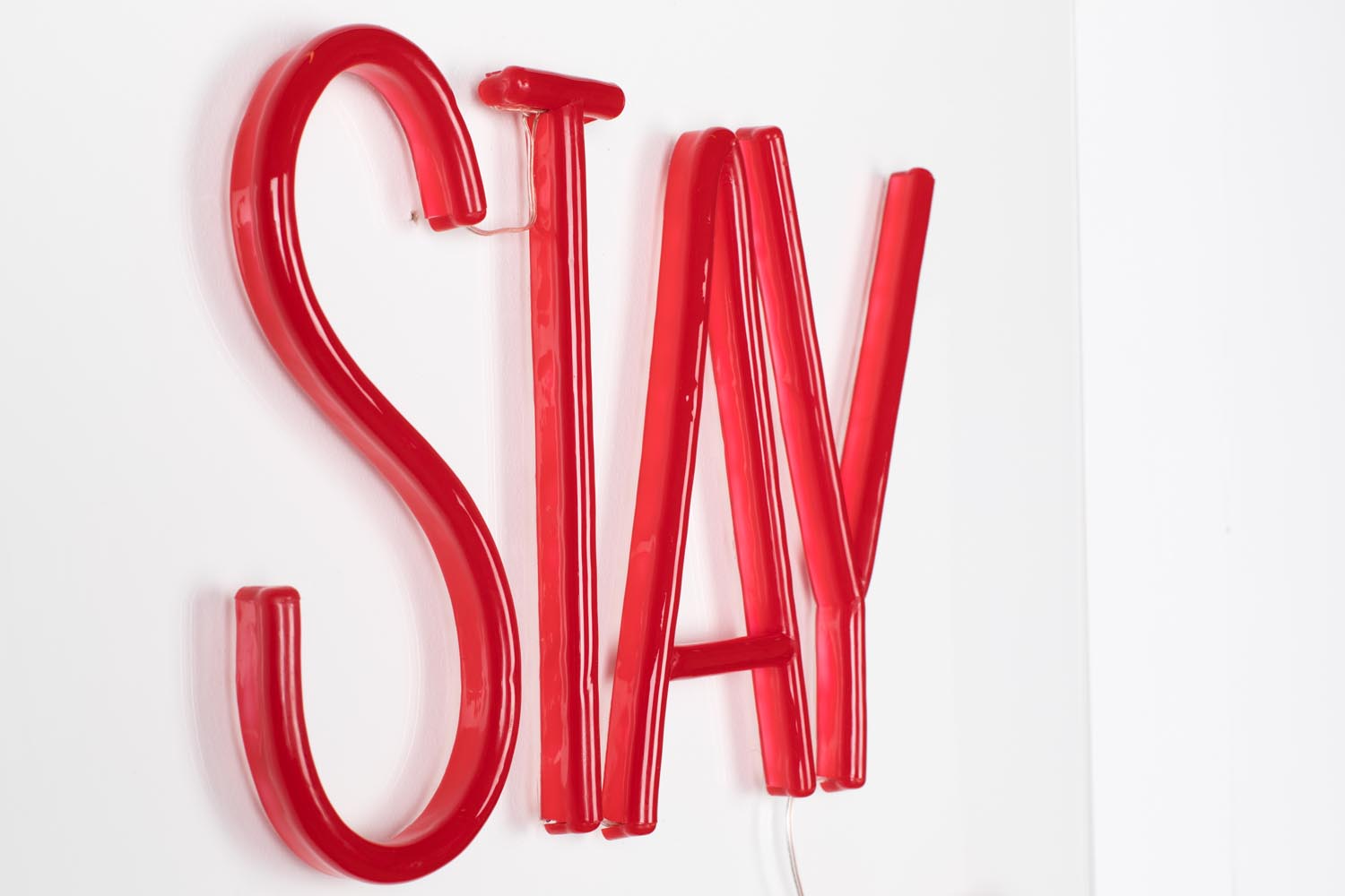 Stylisches LED Neon Wandschild für trendige Raumgestaltung.