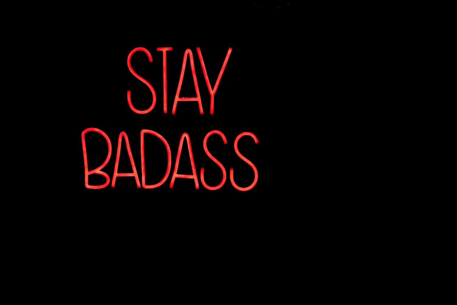 Bringen Sie mit dem Badass LED Neon Wandschild von Bold Monkey cooles Licht und Persönlichkeit in Ihr Zuhause – ideal für jeden Raum!