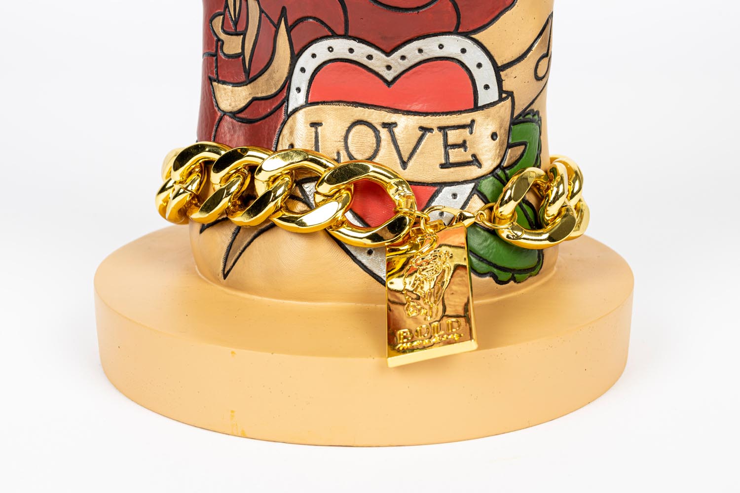 Fother Mucker Tisch: Extravagantes Design für stilvolle Interieurs.