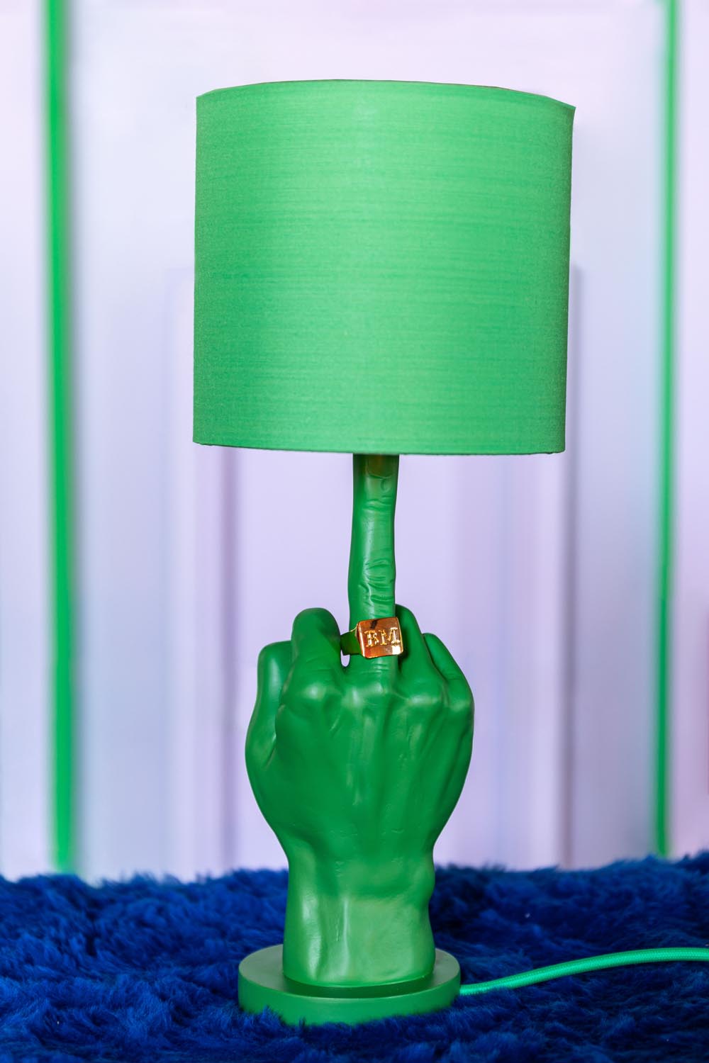 Die "What If" Tischlampe von Bold Monkey kombiniert modernes Design mit langlebigen Materialien und sorgt für stimmungsvolle Beleuchtung in jedem Zuhause.