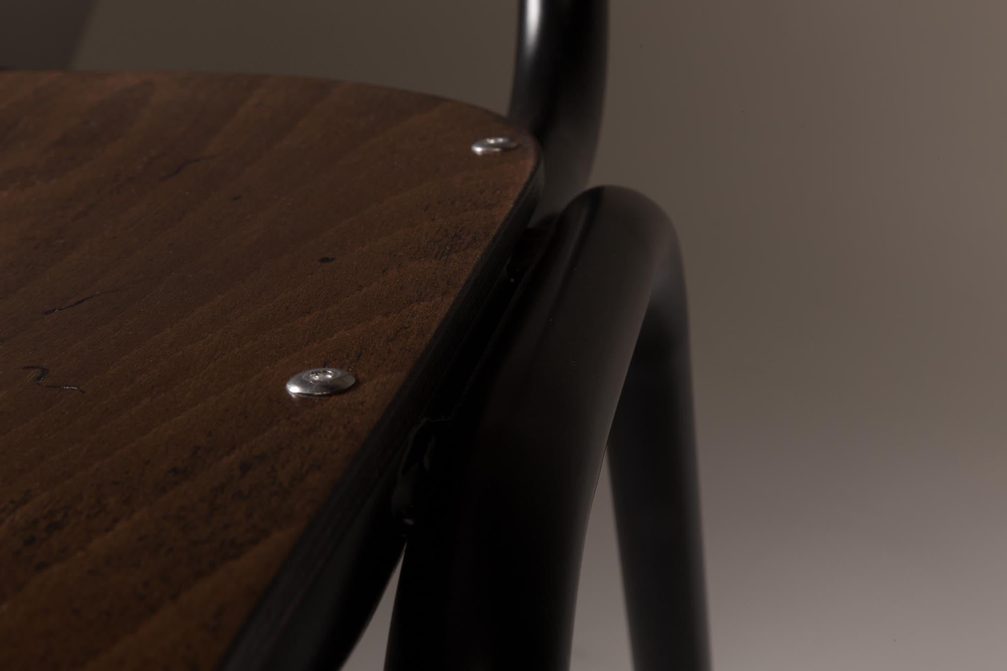 Der elegante Stuhl Scuola von Dutchbone kombiniert zeitloses Design mit hohem Sitzkomfort dank bequemen Kissen und robustem Metallgestell. Mindestbestellmenge: 4 Stk.