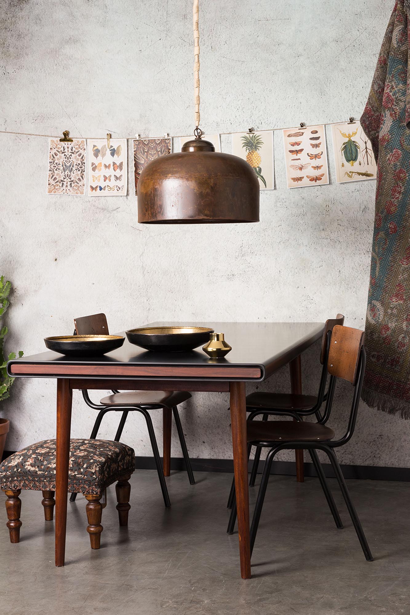 Der elegante Stuhl Scuola von Dutchbone kombiniert zeitloses Design mit hohem Sitzkomfort dank bequemen Kissen und robustem Metallgestell. Mindestbestellmenge: 4 Stk.