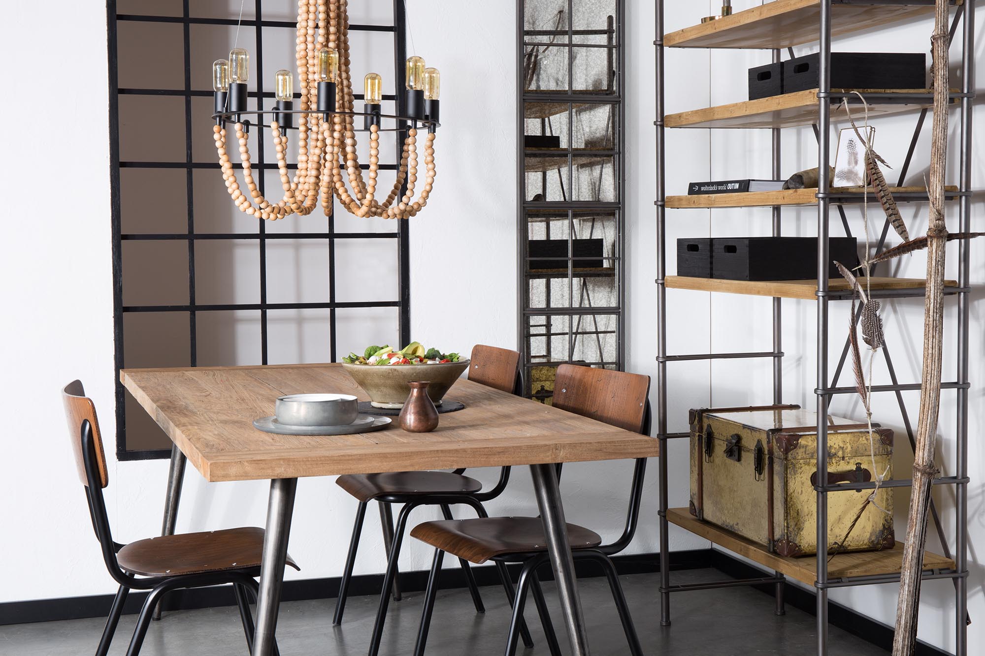 Entdecken Sie den stilvollen Stuhl Scuola von Dutchbone – eine harmonische Verbindung aus modernem Design und optimalem Komfort, ideal für jedes Ambiente.