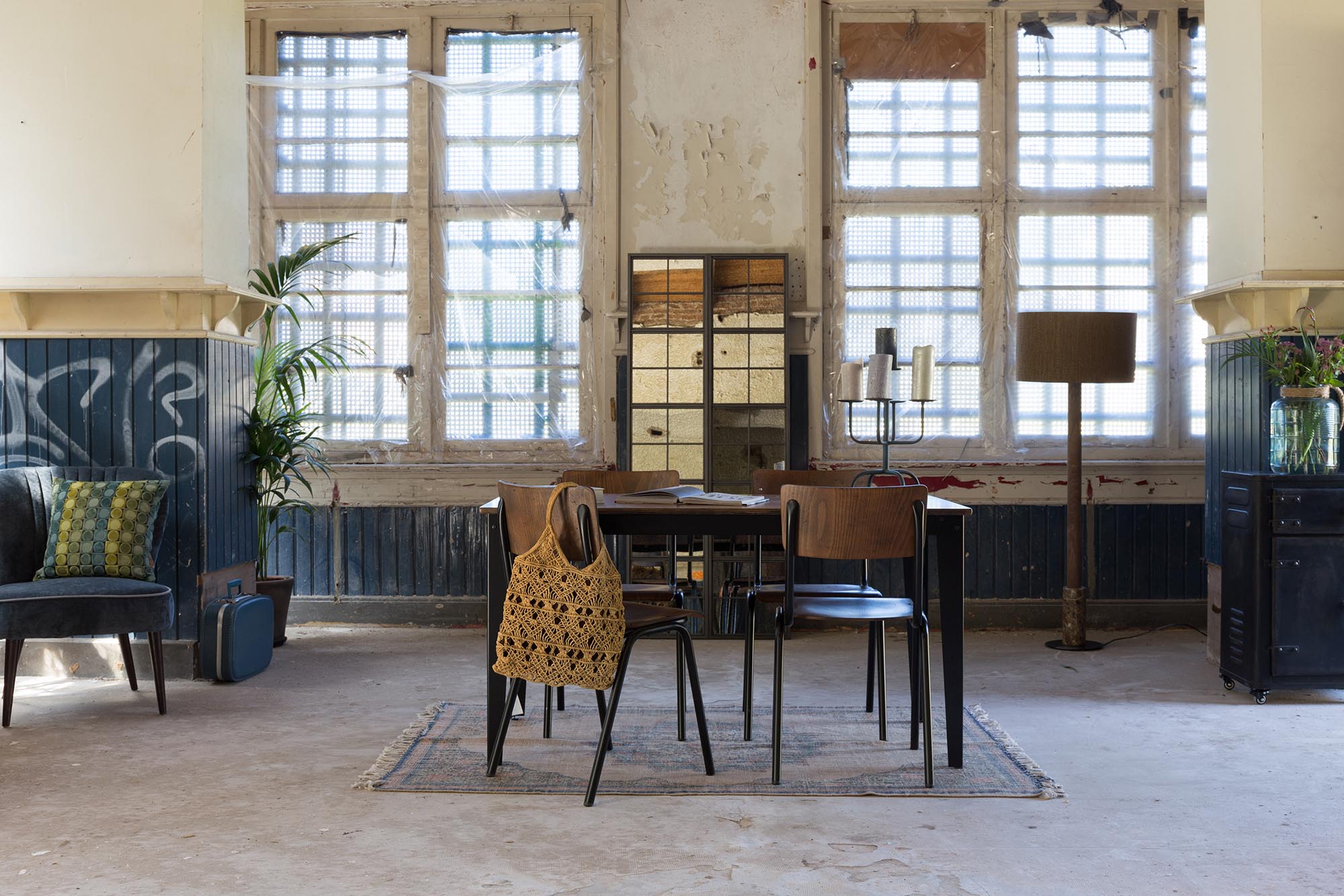 Der Stuhl Scuola von Dutchbone vereint modernes Design und Komfort. Ideal für Esszimmer und Konferenzräume, mit robustem Gestell und bequemen Kissen.