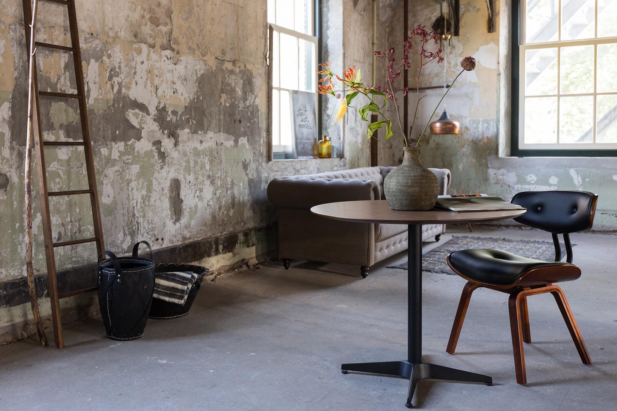 Entdecken Sie den Stuhl Blackwood von Dutchbone: Ein stilvolles Holzdesign, das Eleganz und Komfort vereint – ideal für jedes Zuhause oder Büro.