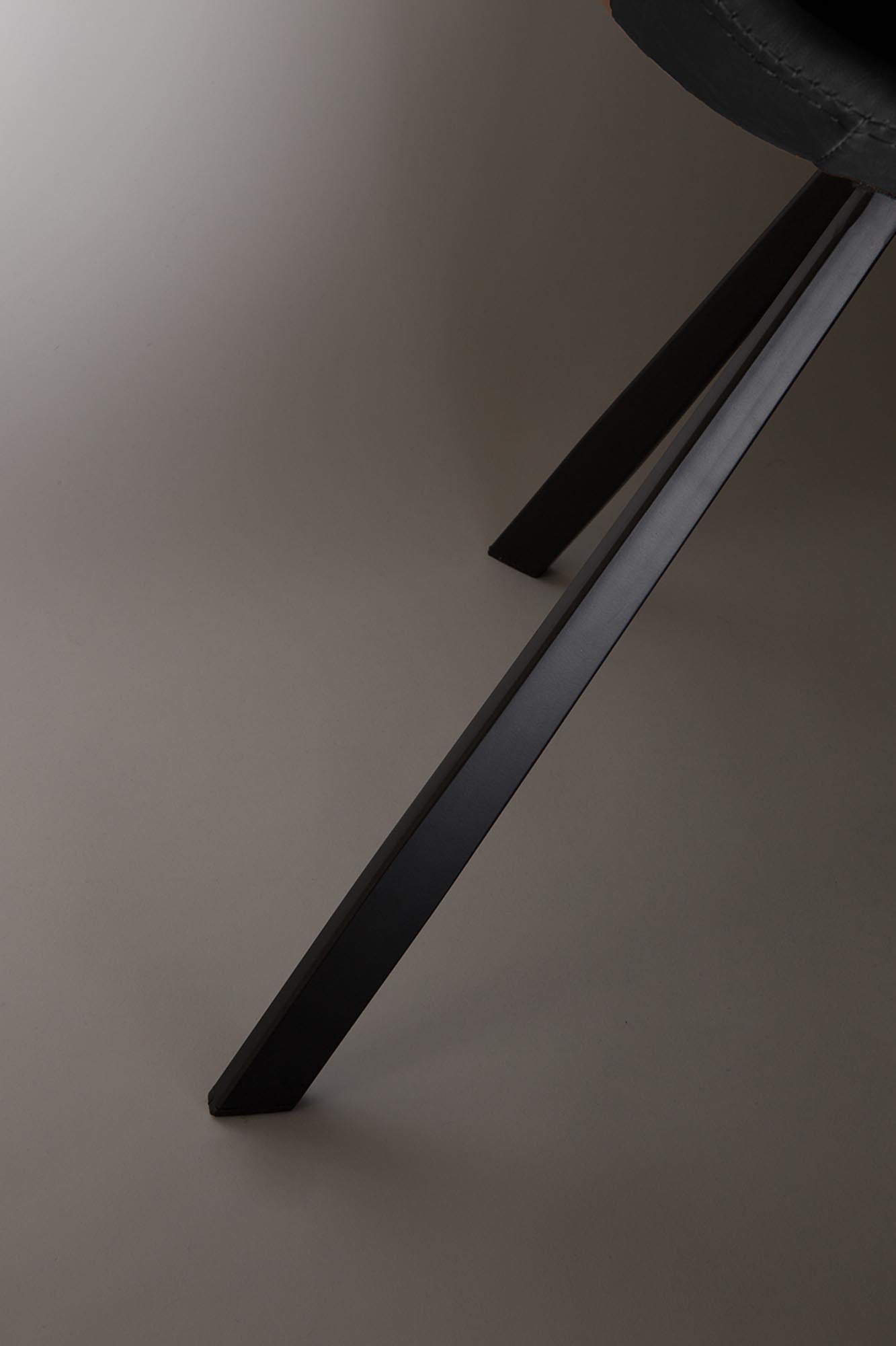 Entdecken Sie den Stuhl Franky von Dutchbone: Ein stilvolles Möbelstück mit skulpturalem Design, hochwertigem Stoff und ergonomischem Komfort.