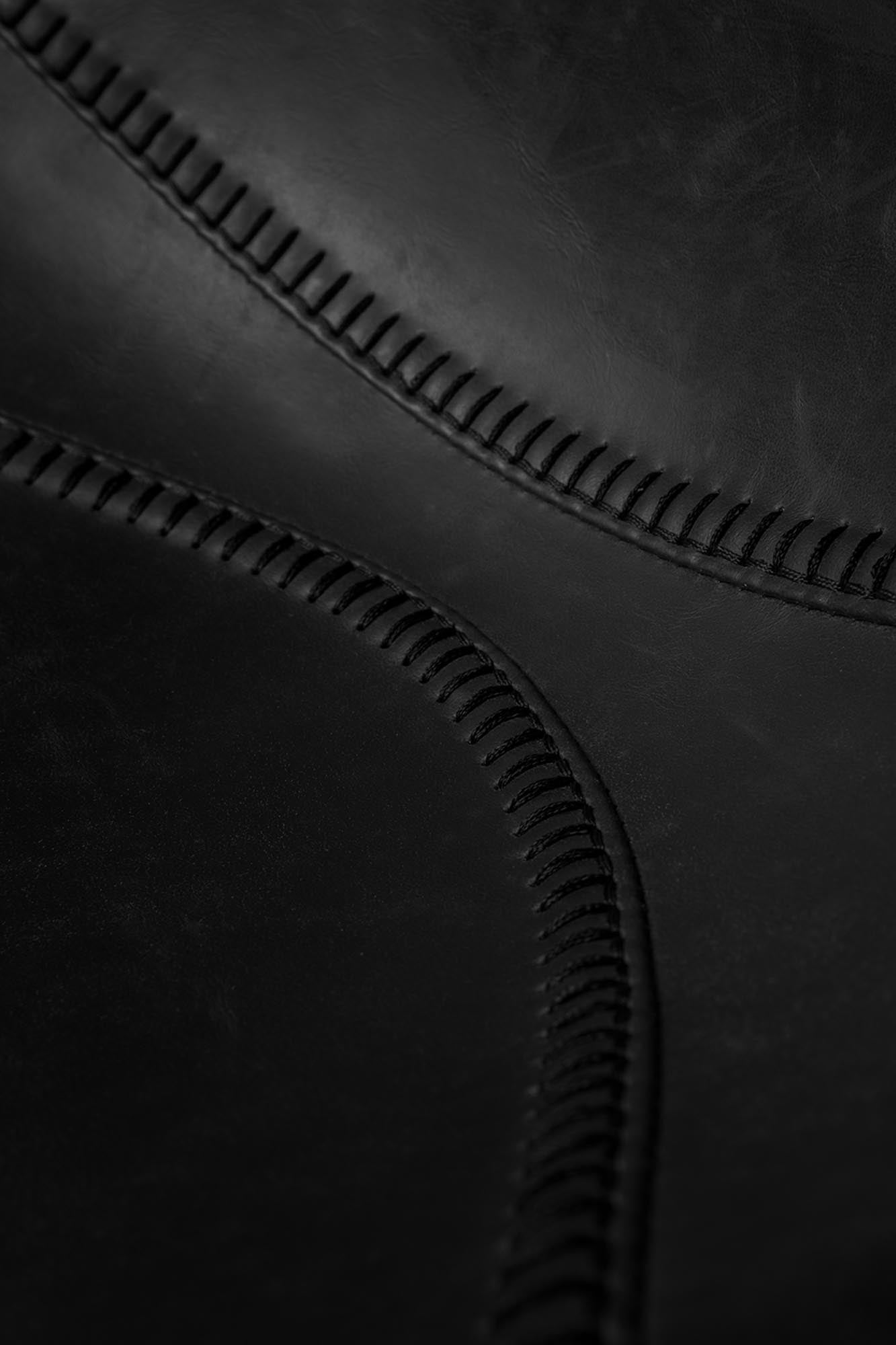 Entdecken Sie den Stuhl Franky von Dutchbone: Ein eleganter Mix aus zeitgemäßem Stil und nostalgischem Flair, perfekt für Ihr Zuhause.