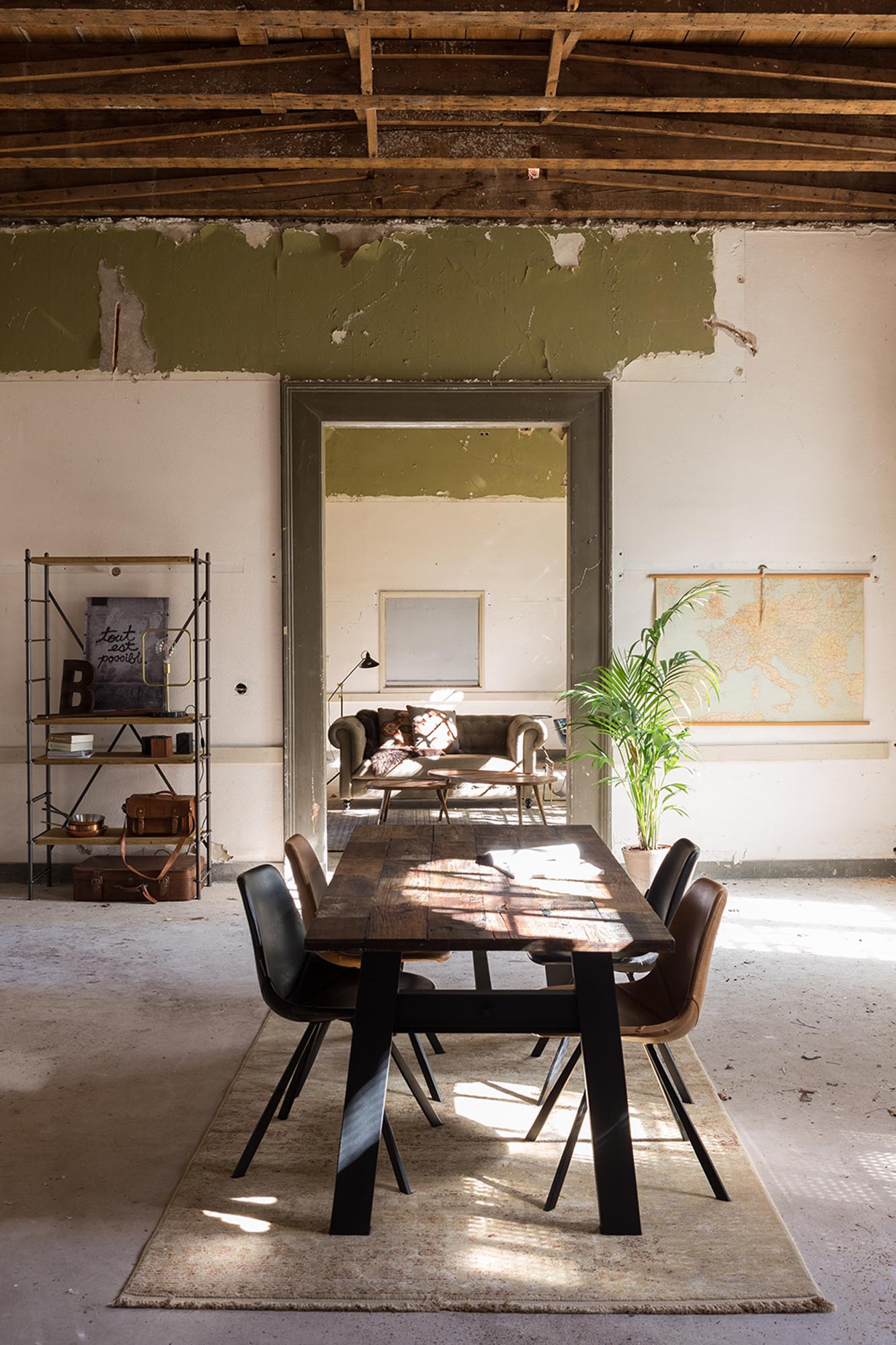 Entdecken Sie den Stuhl Franky von Dutchbone: Einzigartiges Design trifft auf Komfort und Vielseitigkeit für Ihr Zuhause.