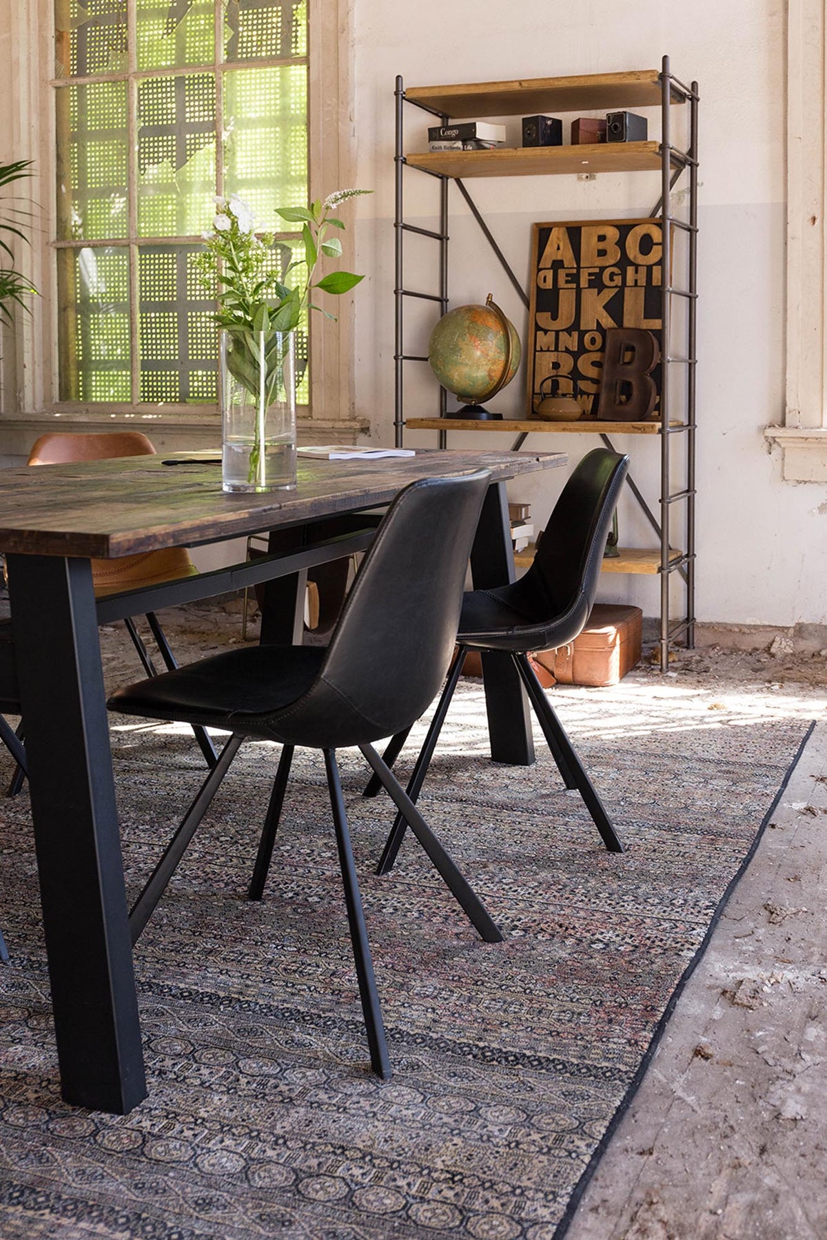 Stuhl Franky in Schwarz / Kunstleder präsentiert im Onlineshop von KAQTU Design AG. Stuhl ist von Dutchbone