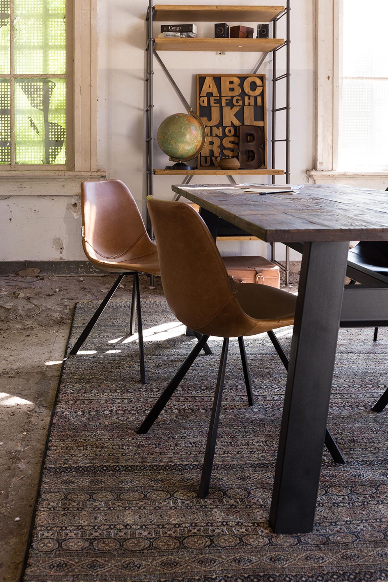 Entdecken Sie den Stuhl Franky von Dutchbone – eine perfekte Kombination aus modernem Design und gemütlichem Sitzkomfort für jedes Interieur.