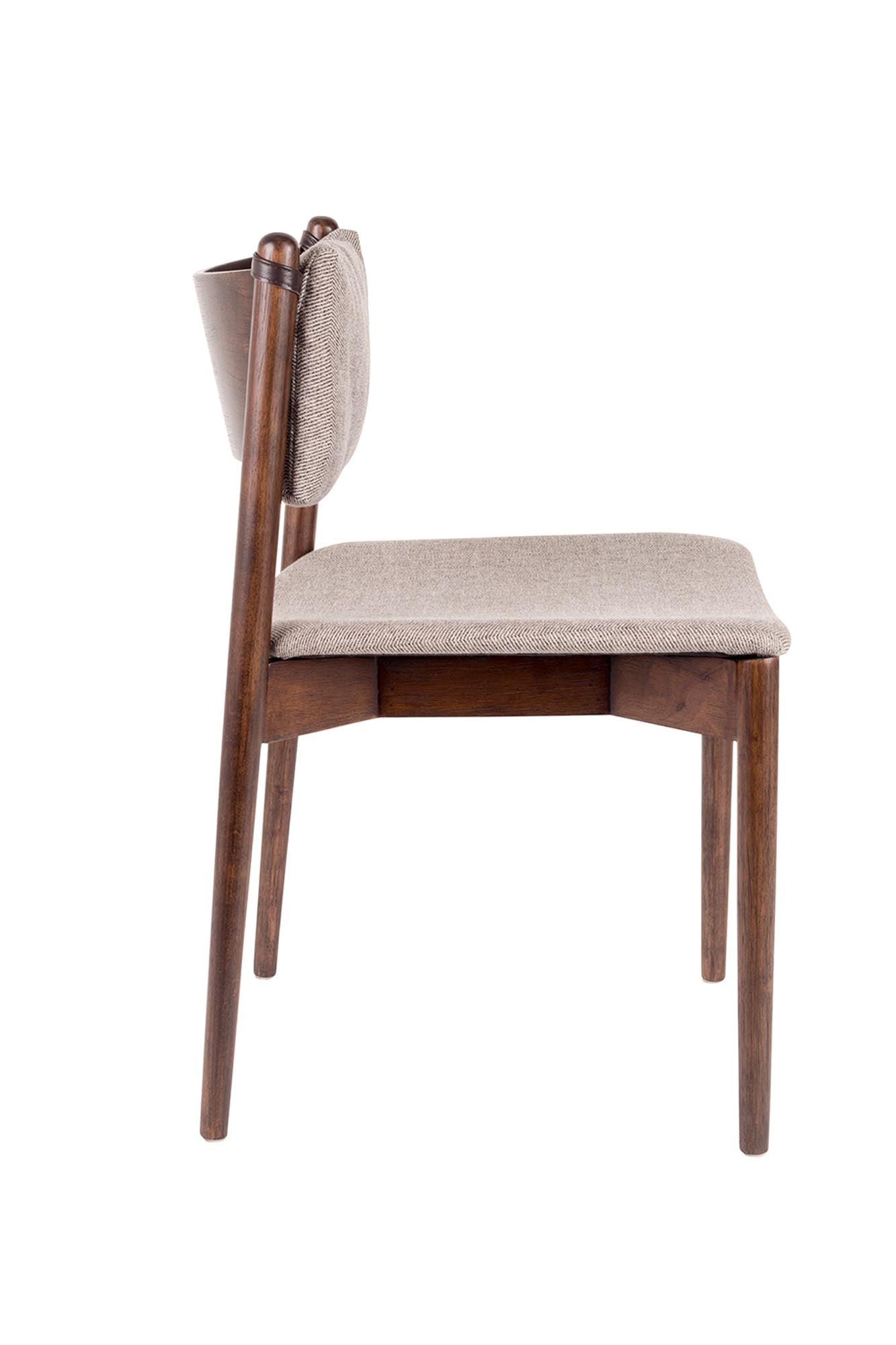 Moderner Esszimmerstuhl Torrance von Dutchbone: Stilvolles Design, bequemer Sitzkomfort und hochwertiger Stoffbezug für Ihr Zuhause.