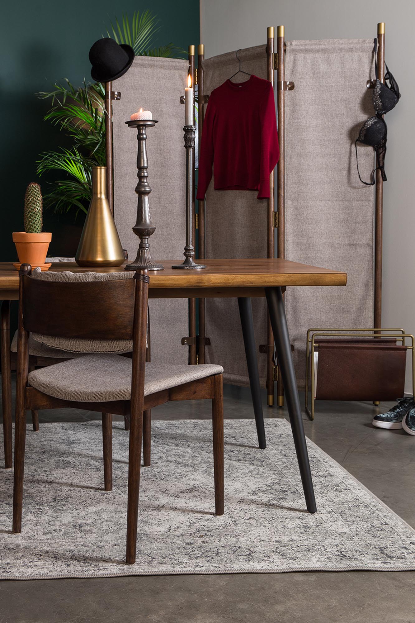 Erleben Sie den eleganten Esszimmerstuhl TORRANCE von Dutchbone. Schlankes Design, gepolsterter Komfort und edler Stoffbezug für Ihr Zuhause.