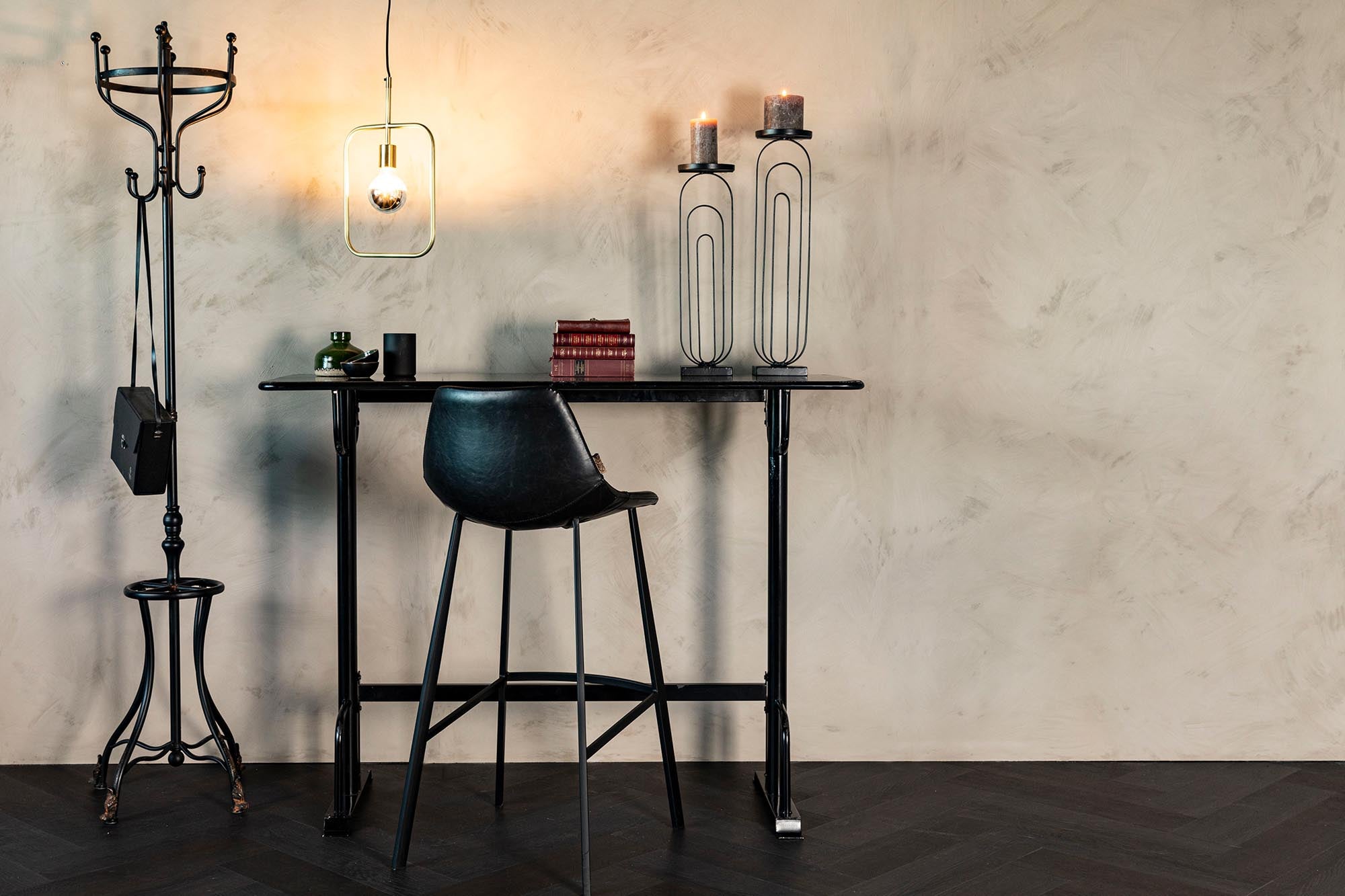 Der Barstuhl Franky von Dutchbone vereint modernes Design mit Komfort und verleiht jedem Raum eine stilvolle Note.