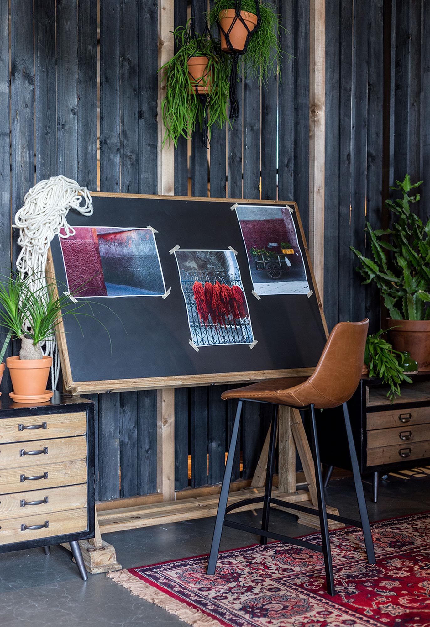 Der Barstuhl Franky von Dutchbone vereint elegantes Design mit optimalem Sitzkomfort und setzt trendige Akzente in jedem Raum.