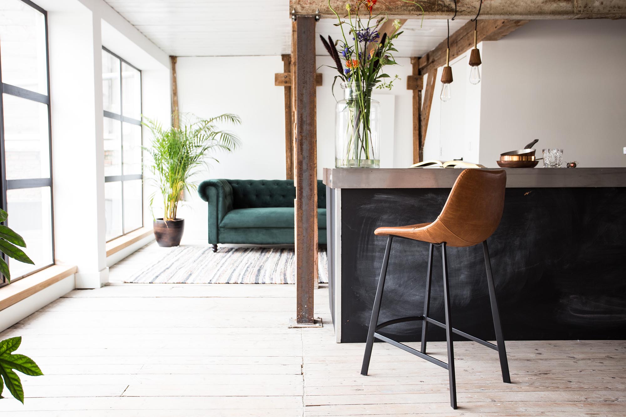 Der Barstuhl Franky von Dutchbone vereint elegantes Design mit optimalem Sitzkomfort und setzt trendige Akzente in jedem Raum.