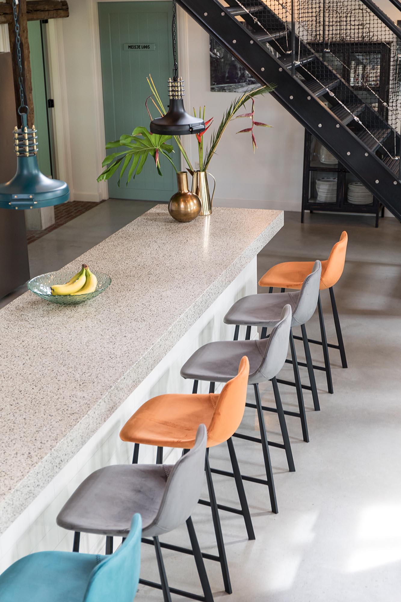 Barstuhl Franky Velvet in Petrol präsentiert im Onlineshop von KAQTU Design AG. Barstuhl ist von Dutchbone