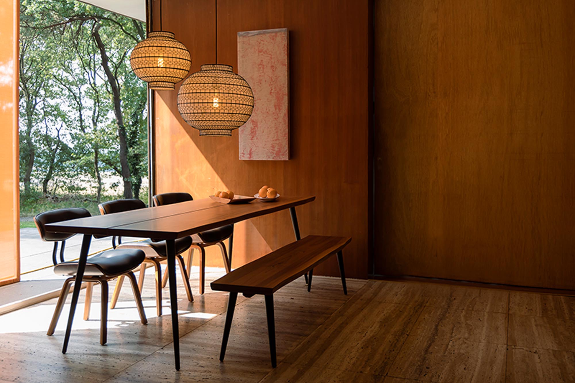 Entdecken Sie den Alagon Tisch von Dutchbone: Einzigartiges Design aus hochwertigem Mangoholz für stilvolle Wohnräume.