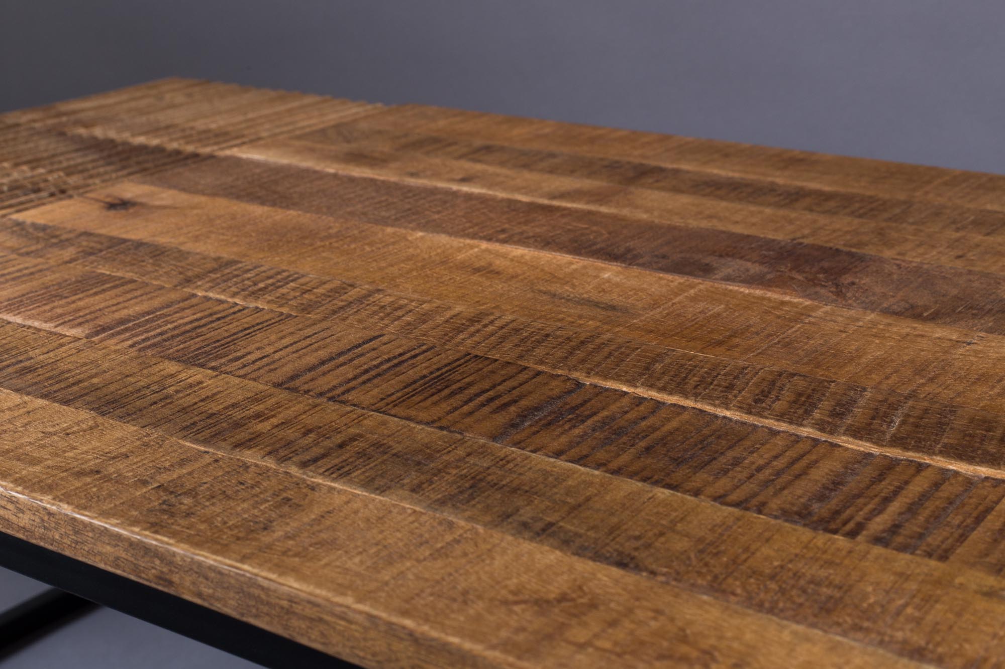 Moderner Beistelltisch Randi: Stilvolles Design aus Mangoholz und Metall, ideal für jeden Wohnraum. Praktische Ablagefläche für Deko und Getränke.