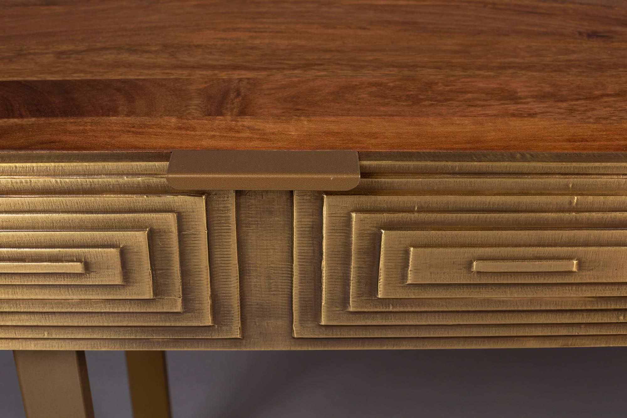 Konsolentisch VOLAN von Dutchbone: Hochwertiges Holz und robustes Metall vereinen sich in einem stilvollen Design für jeden Raum.