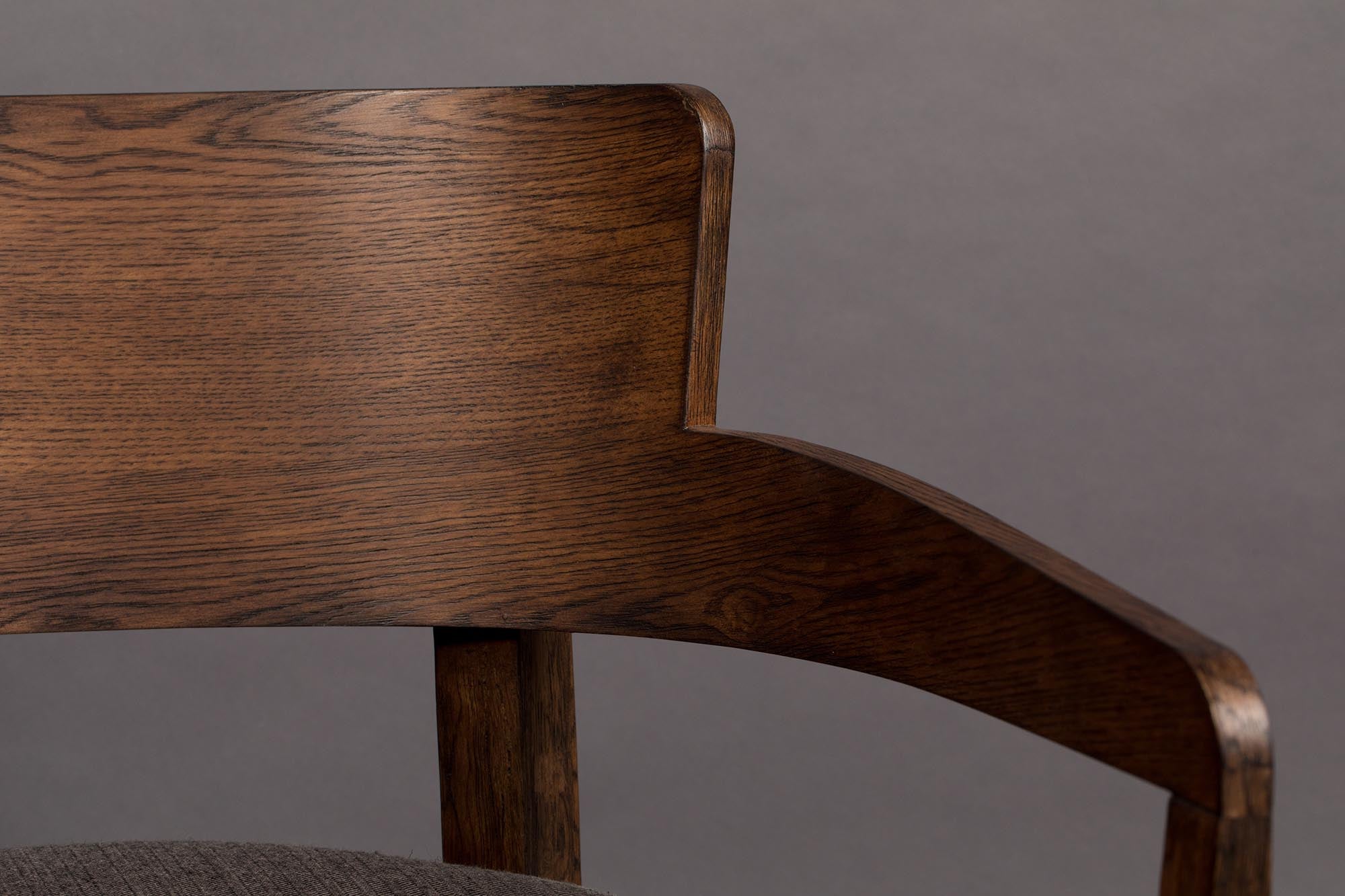 Der Loungesessel Duran von Dutchbone: modernes Design, ergonomisch, weich gepolstert, ideal für Wohnzimmer und Loungebereiche.