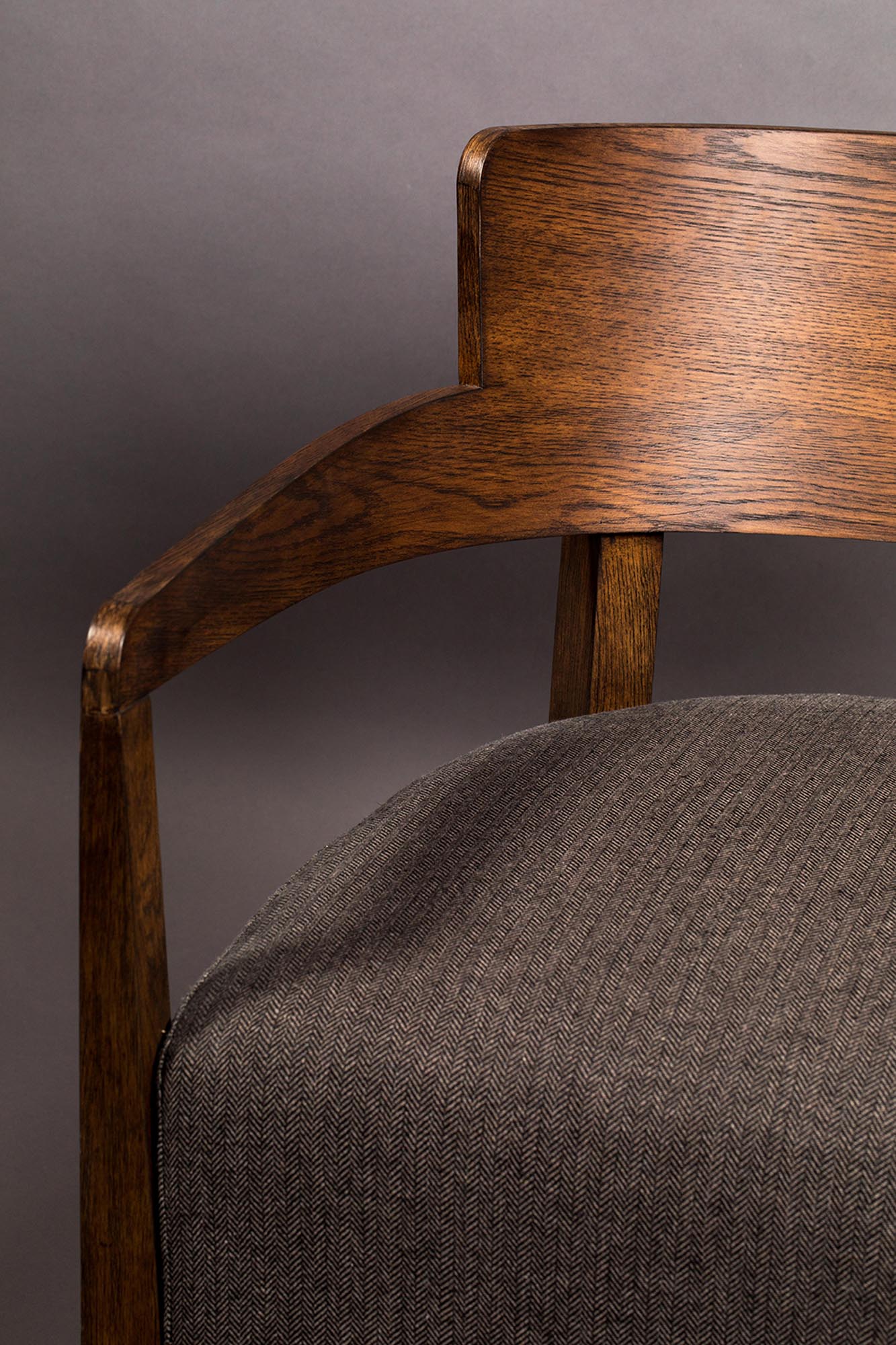 Entdecken Sie den Loungesessel Duran von Dutchbone: stilvoll, komfortabel und perfekt für entspannte Stunden in Ihrem Zuhause.