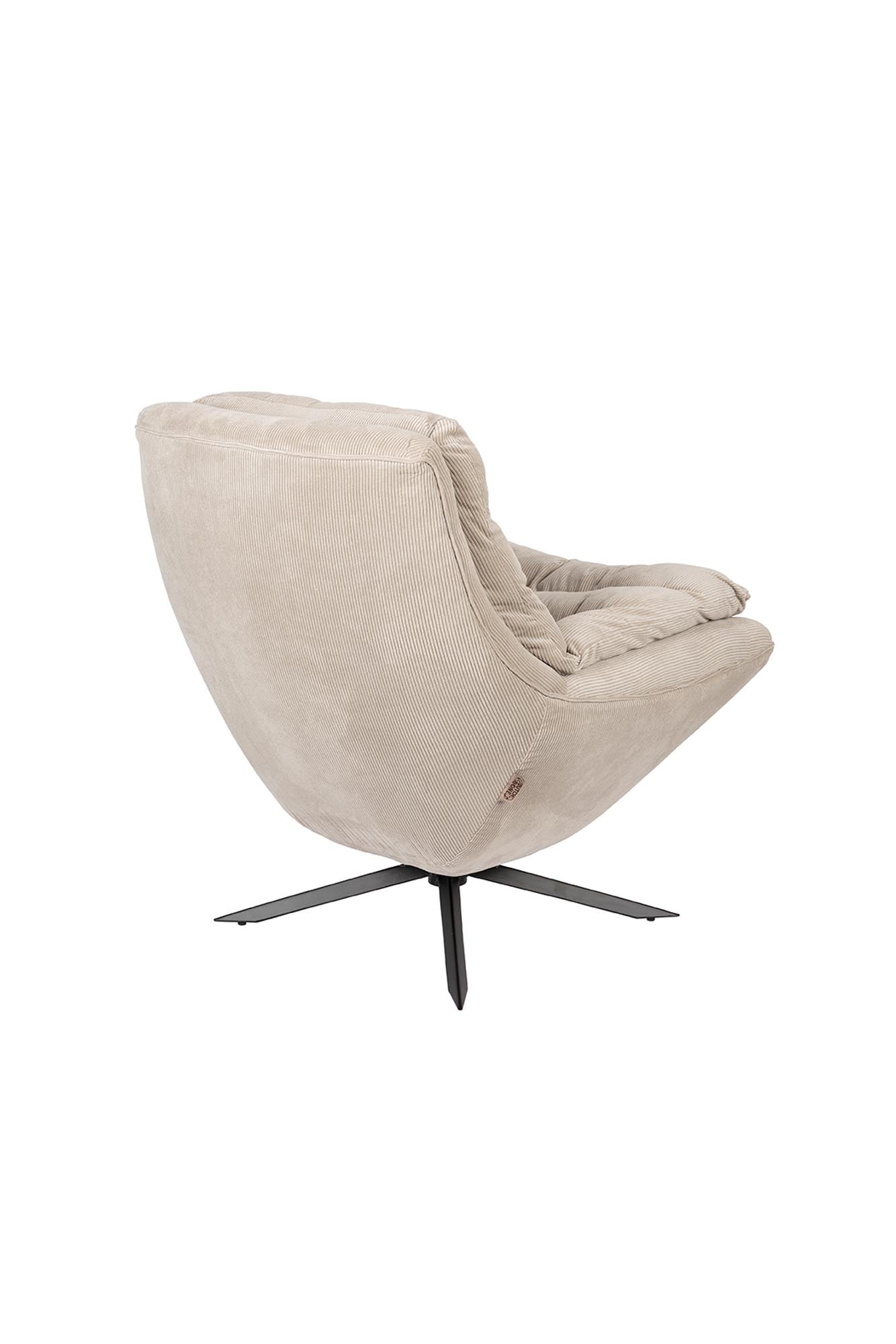 Entspannen Sie stilvoll mit dem Loungesessel Vince von Dutchbone – eine harmonische Verbindung aus Komfort und zeitgemäßem Stil.