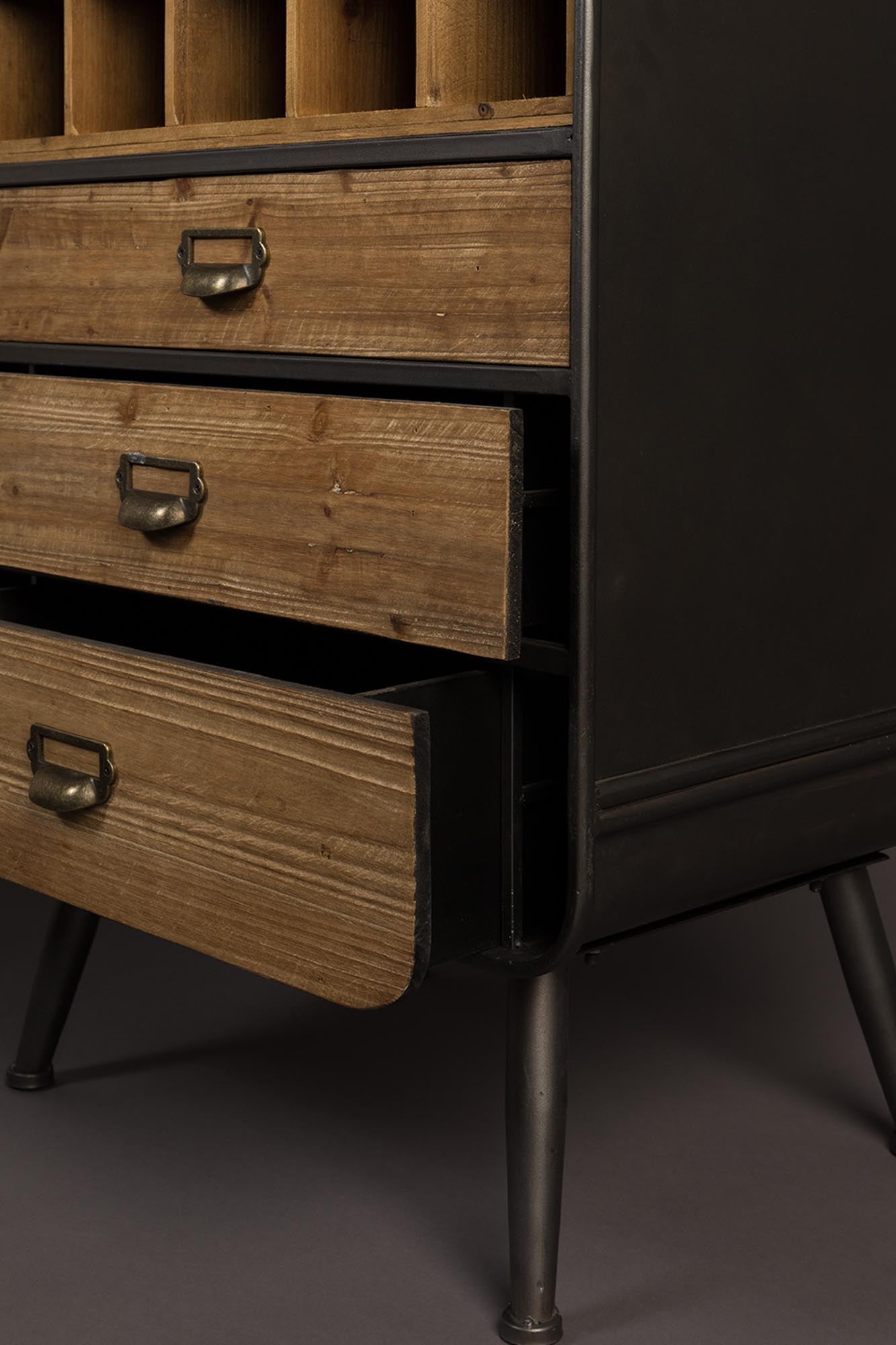 Das Dutchbone Cabinet Vino vereint modernes Design mit Funktionalität und bietet eine stilvolle Aufbewahrung für Ihre Weine.