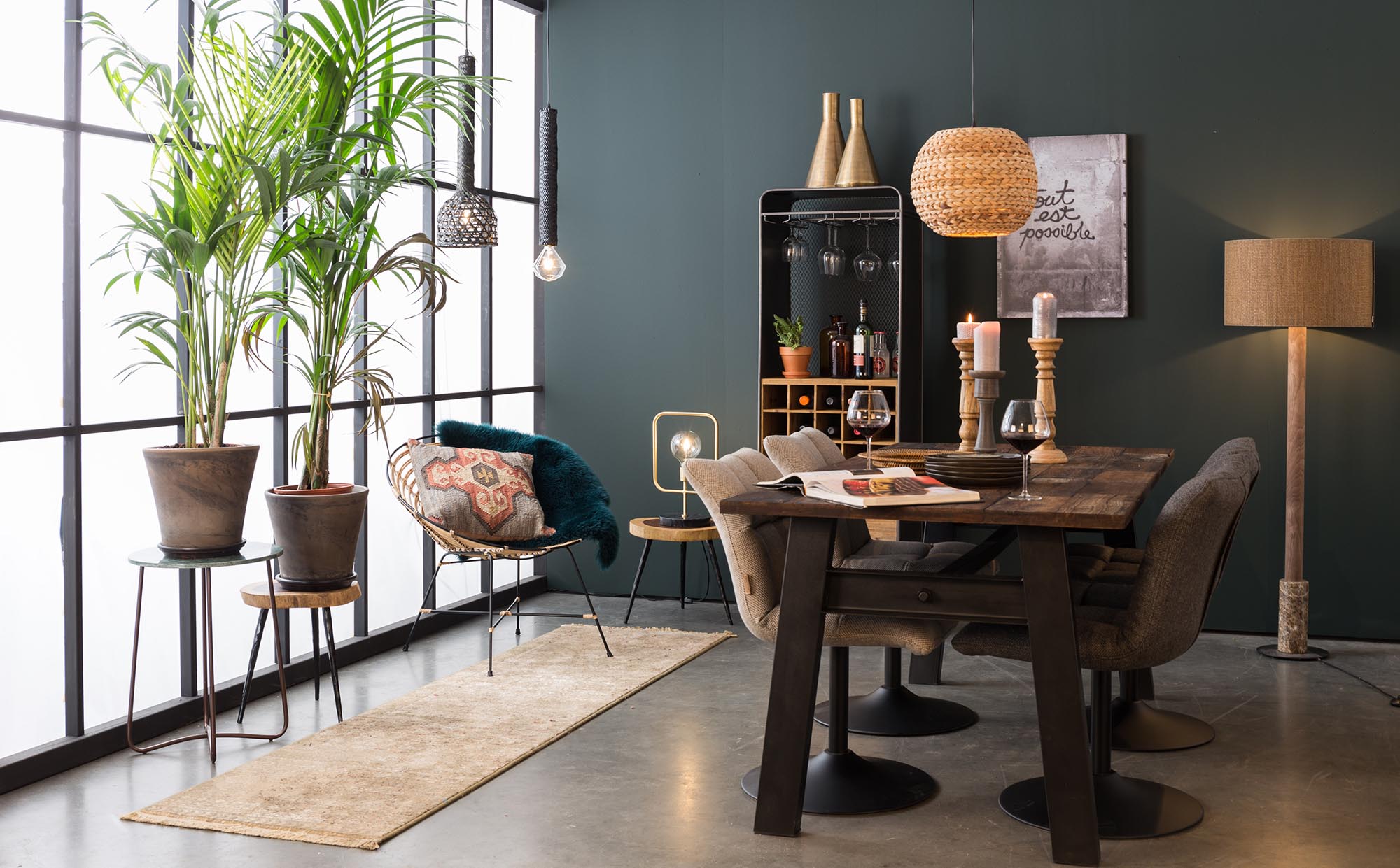 Elegantes Cabinet VINO: Stilvolle Aufbewahrung für Weinflaschen & Gläser, vereint Funktionalität & Ästhetik.