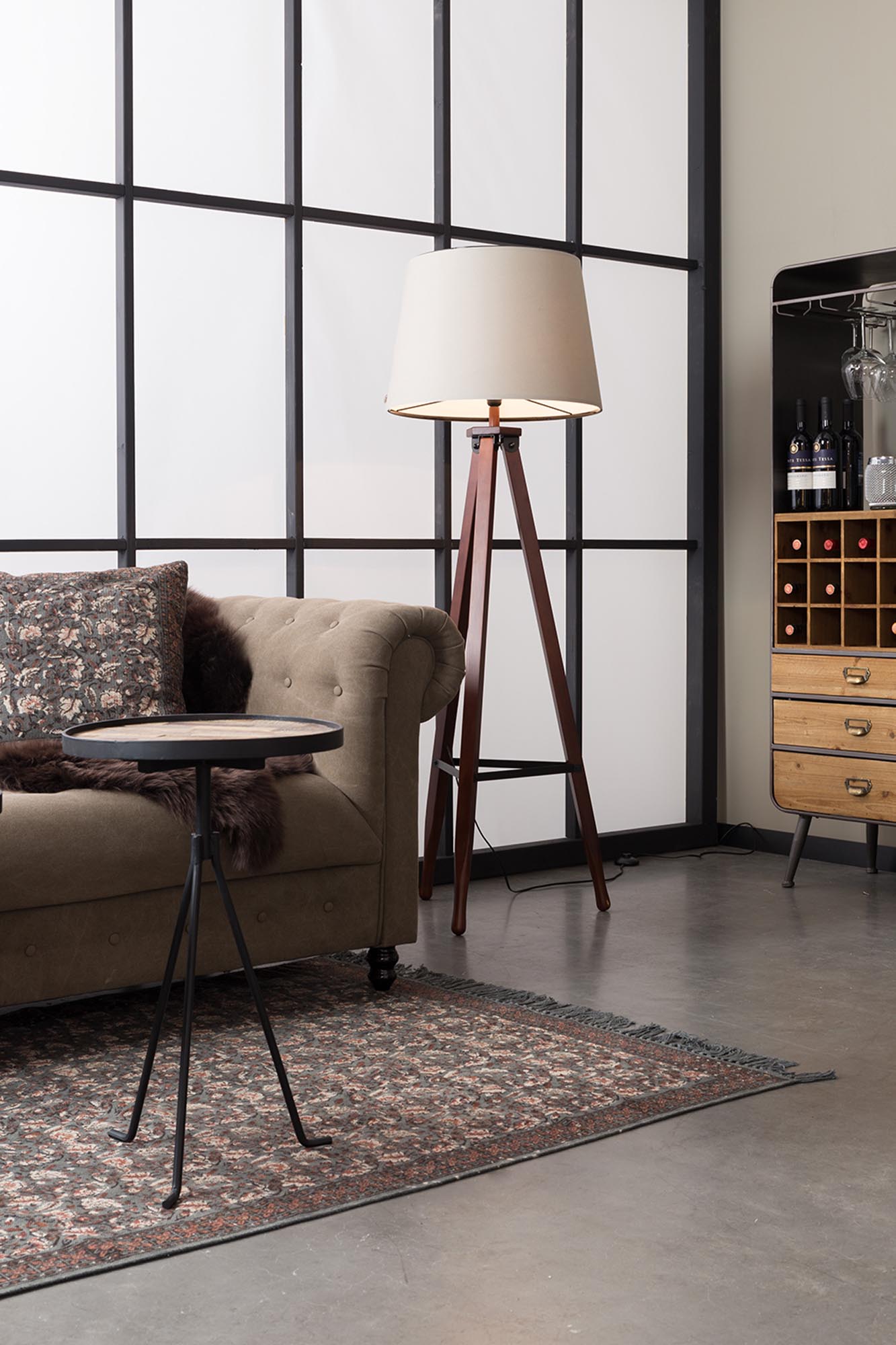 Stilvolles Cabinet VINO von Dutchbone: Perfekte Lösung zur eleganten Aufbewahrung Ihrer Weinflaschen und Gläser, ideal für Weinliebhaber.