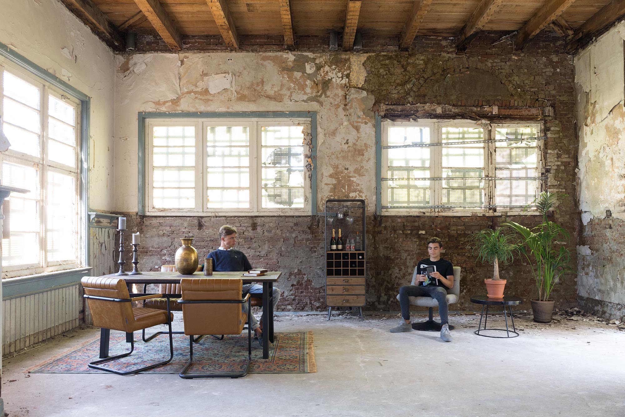 Cabinet VINO von Dutchbone: Stilvolle Aufbewahrung für Weinliebhaber. Praktisch und elegant für Flaschen und Gläser.