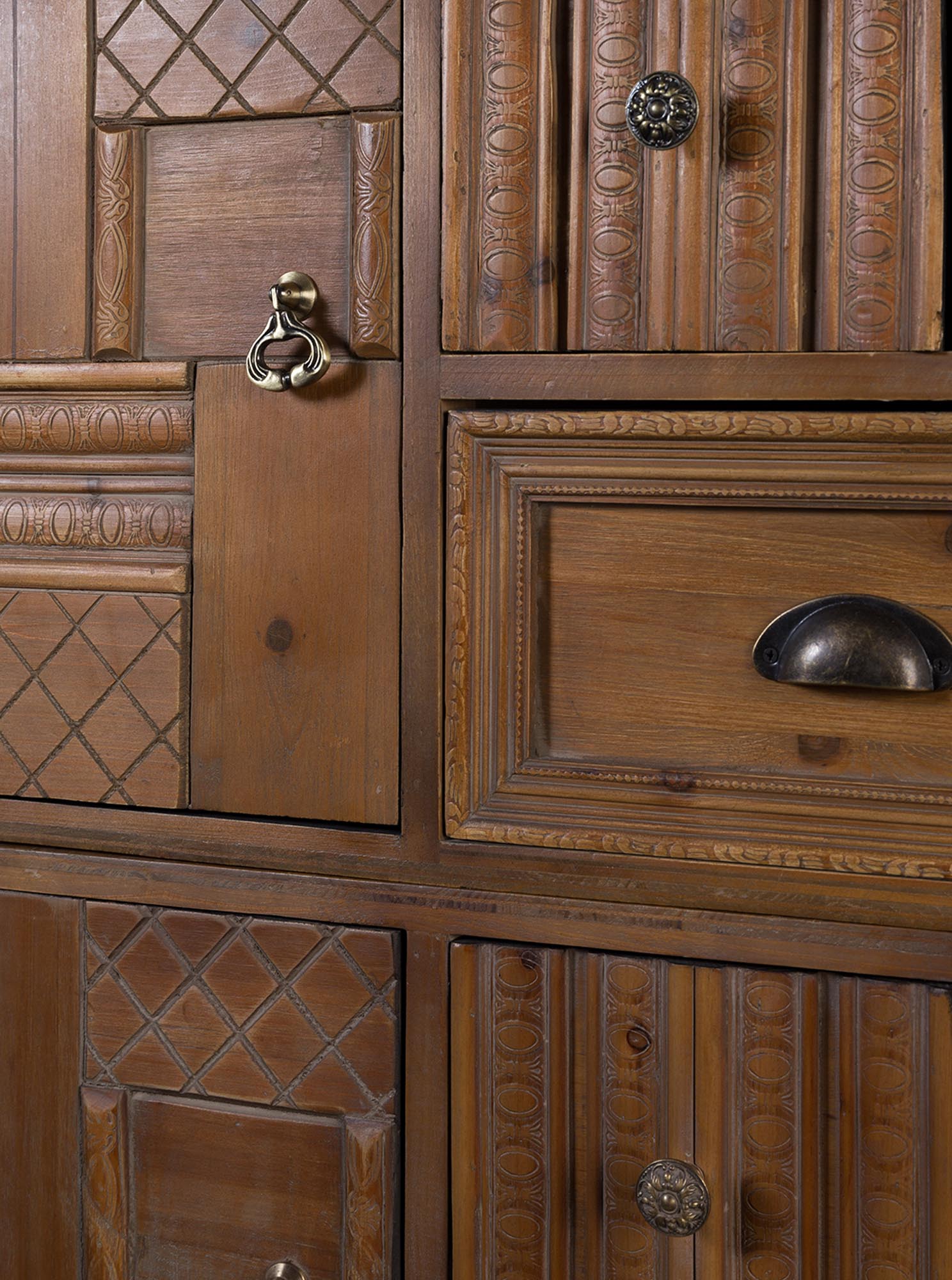 Entdecken Sie das stilvolle Cabinet Jove von Dutchbone – ein elegantes Möbelstück mit viel Stauraum und hochwertiger Verarbeitung.