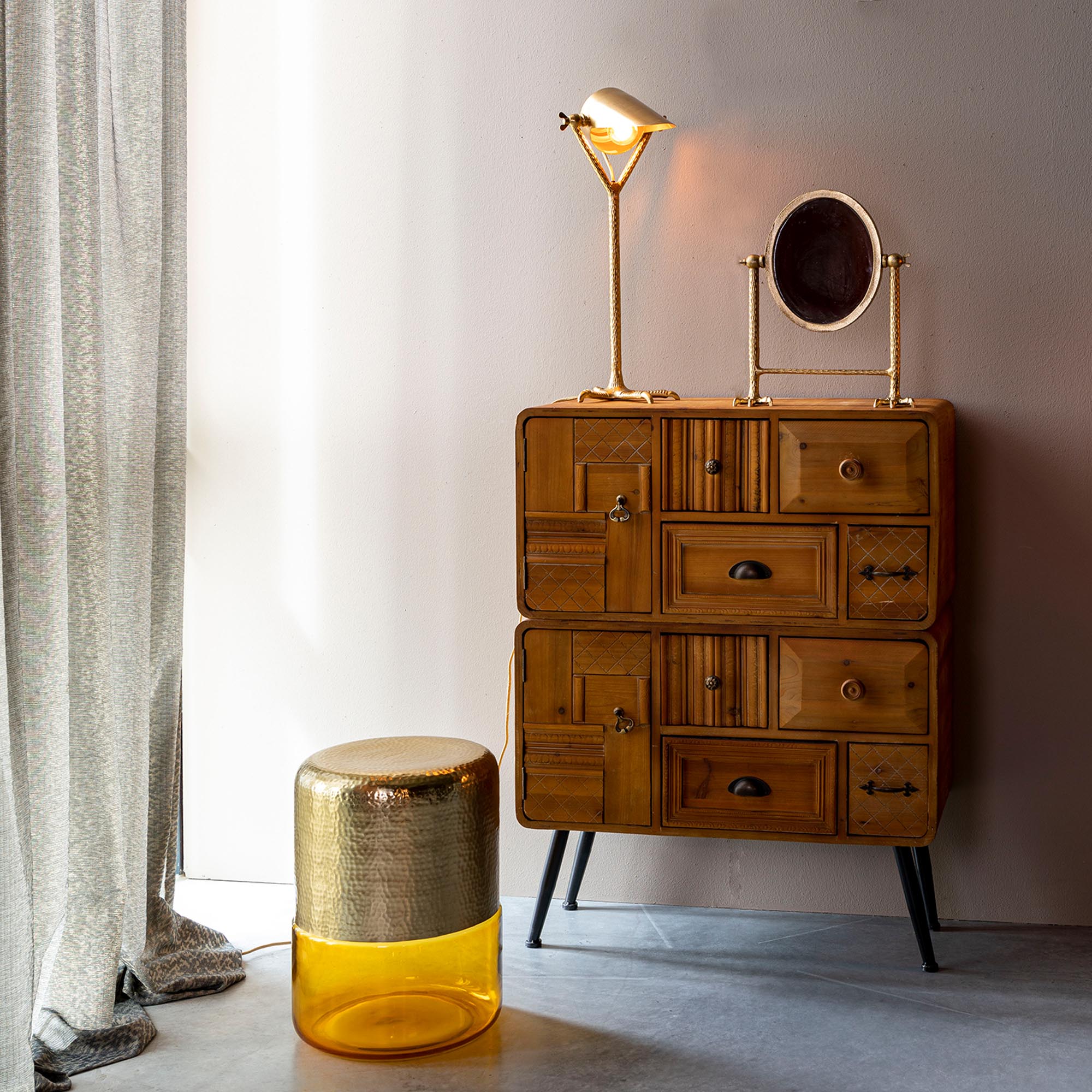 Entdecken Sie das Cabinet Jove von Dutchbone – ein elegantes Möbelstück, das Funktionalität und modernes Design vereint.