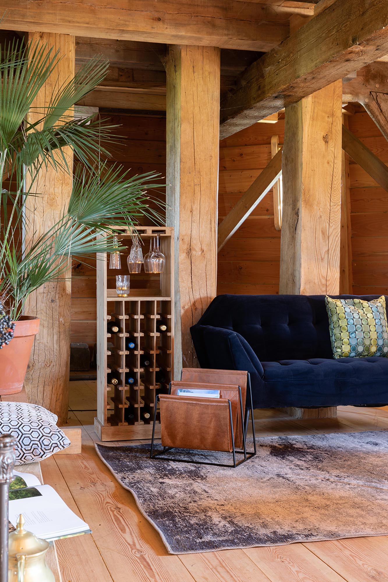 Entdecken Sie das Cabinet Claude von Dutchbone: Ein stilvolles Möbelstück für Weinliebhaber mit elegantem Design, idealer Aufbewahrung für Flaschen und Gläser.